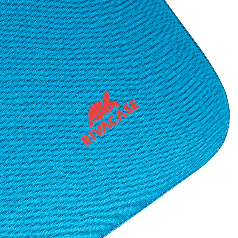 Eine blaue strukturierte Oberfläche mit einem orangefarbenen RIVACASE-Logo und Schildkrötensymbol.