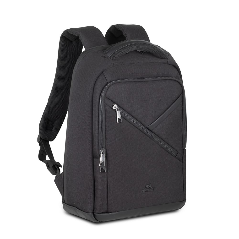 Ein schwarzer Rucksack mit Reißverschlussfächern und gepolsterten Trägern, auf weißem Grund.