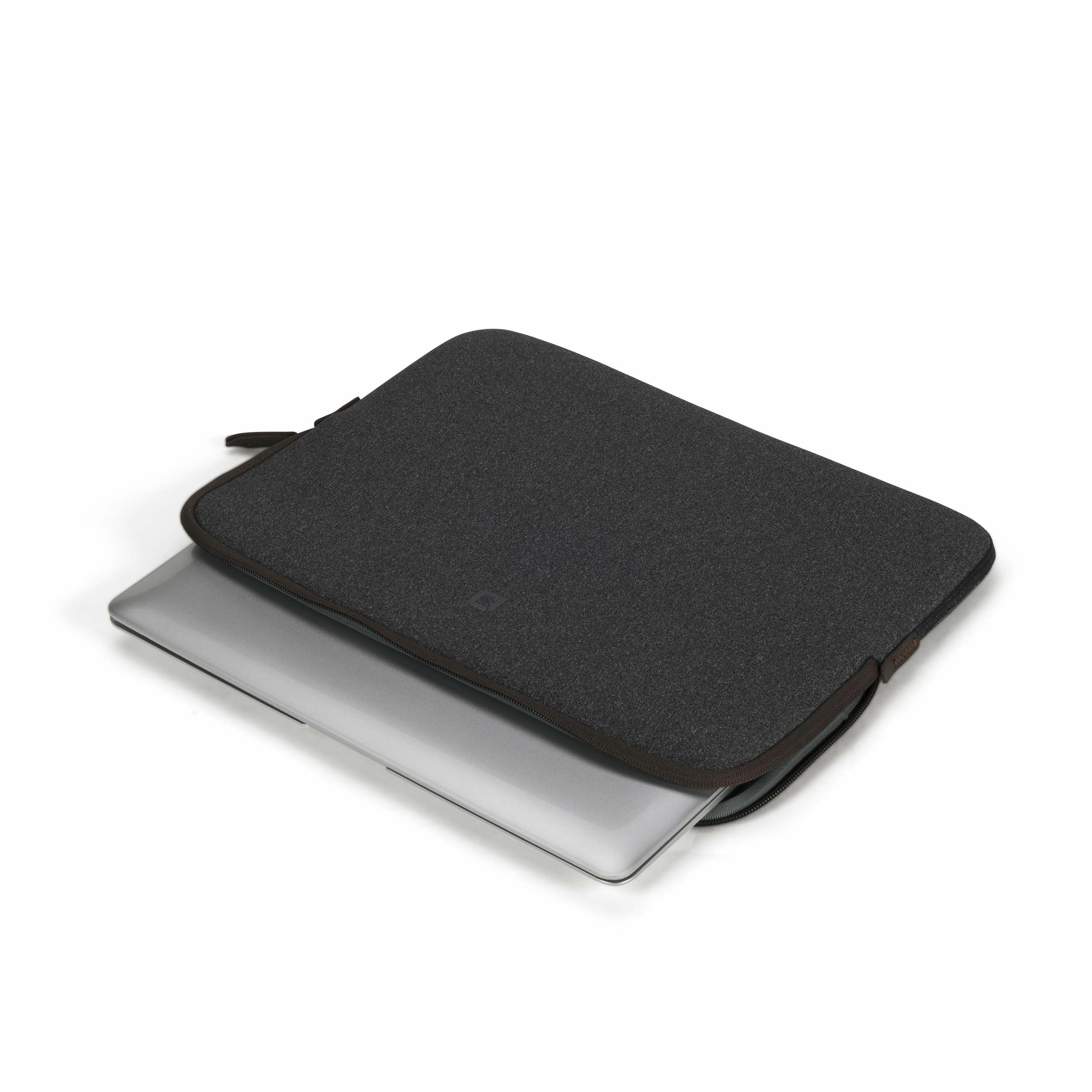 Ein dunkler Laptop-Schutz mit einem silbernen Laptop.