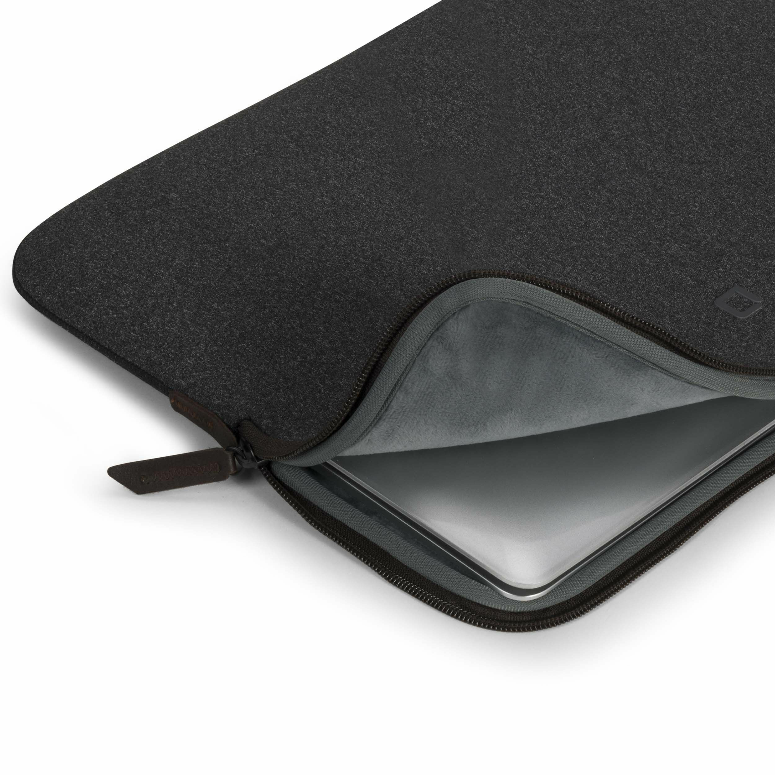 Ein dunkelgraues Laptop-Etui mit Reißverschluss, teilweise geöffnet, um ein silbernes Laptop zu zeigen.