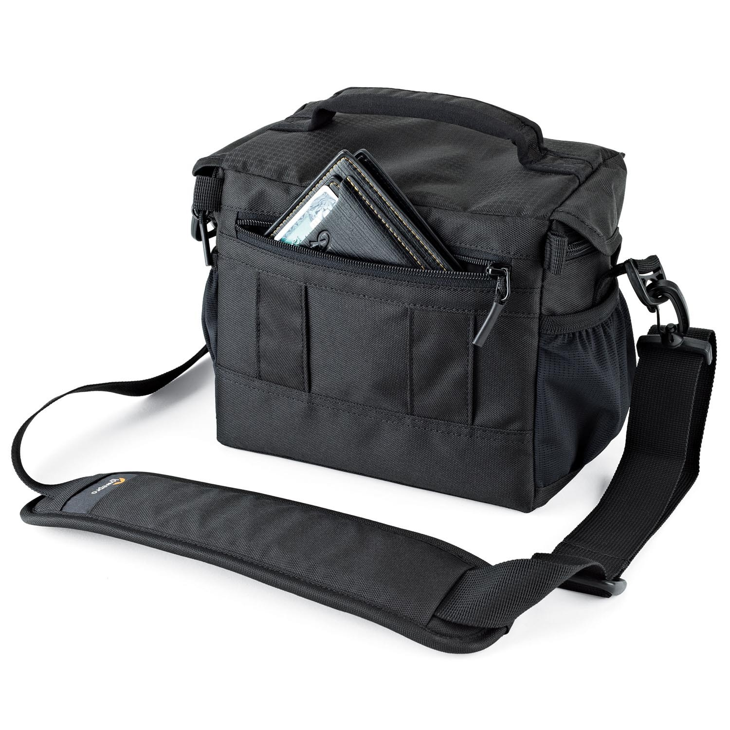 Eine schwarze Tasche mit einer Geldbörse, die aus der Vordertasche lugt. Weißer Hintergrund.