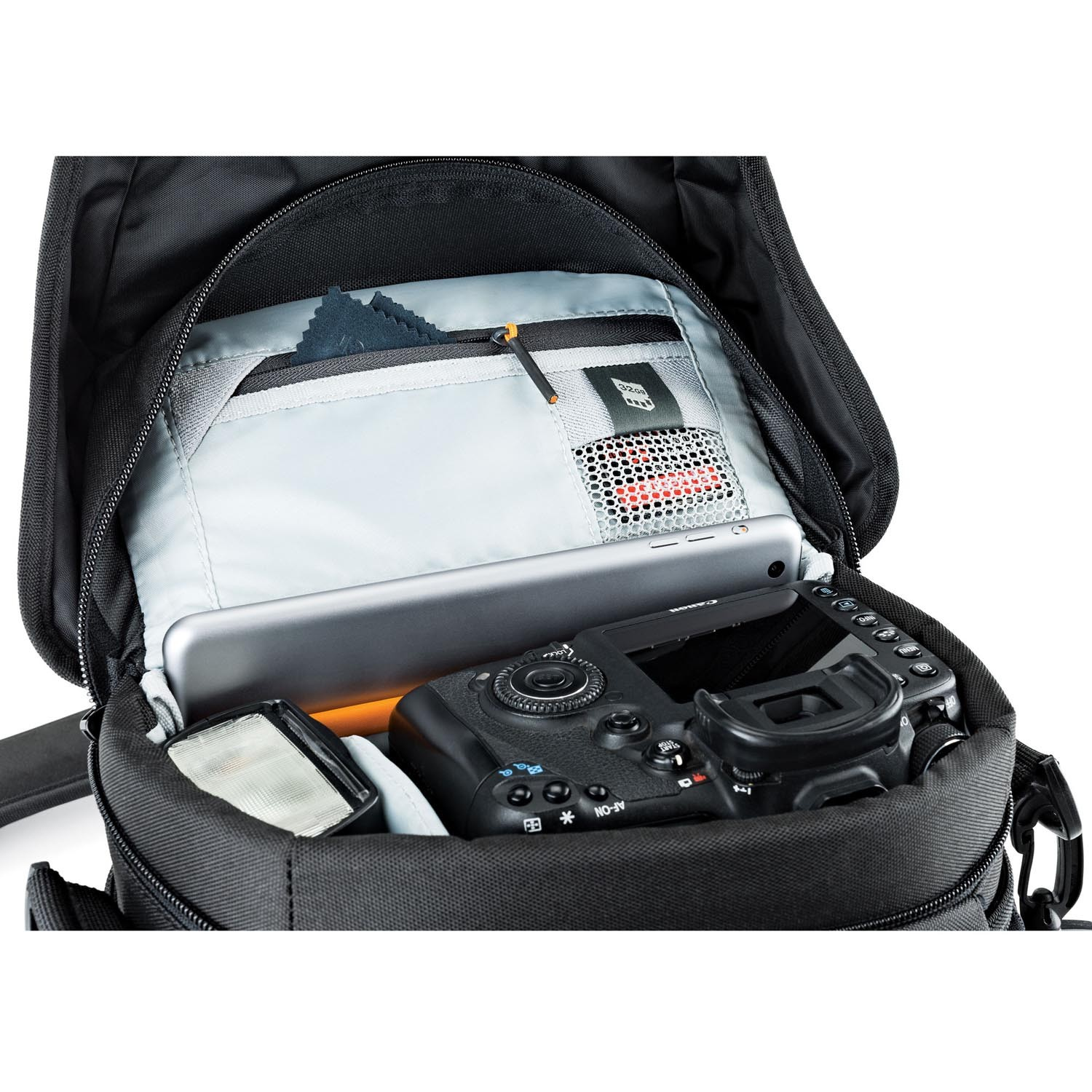 Offene schwarze Kameratasche mit Tablet, Kamera und Blitz.