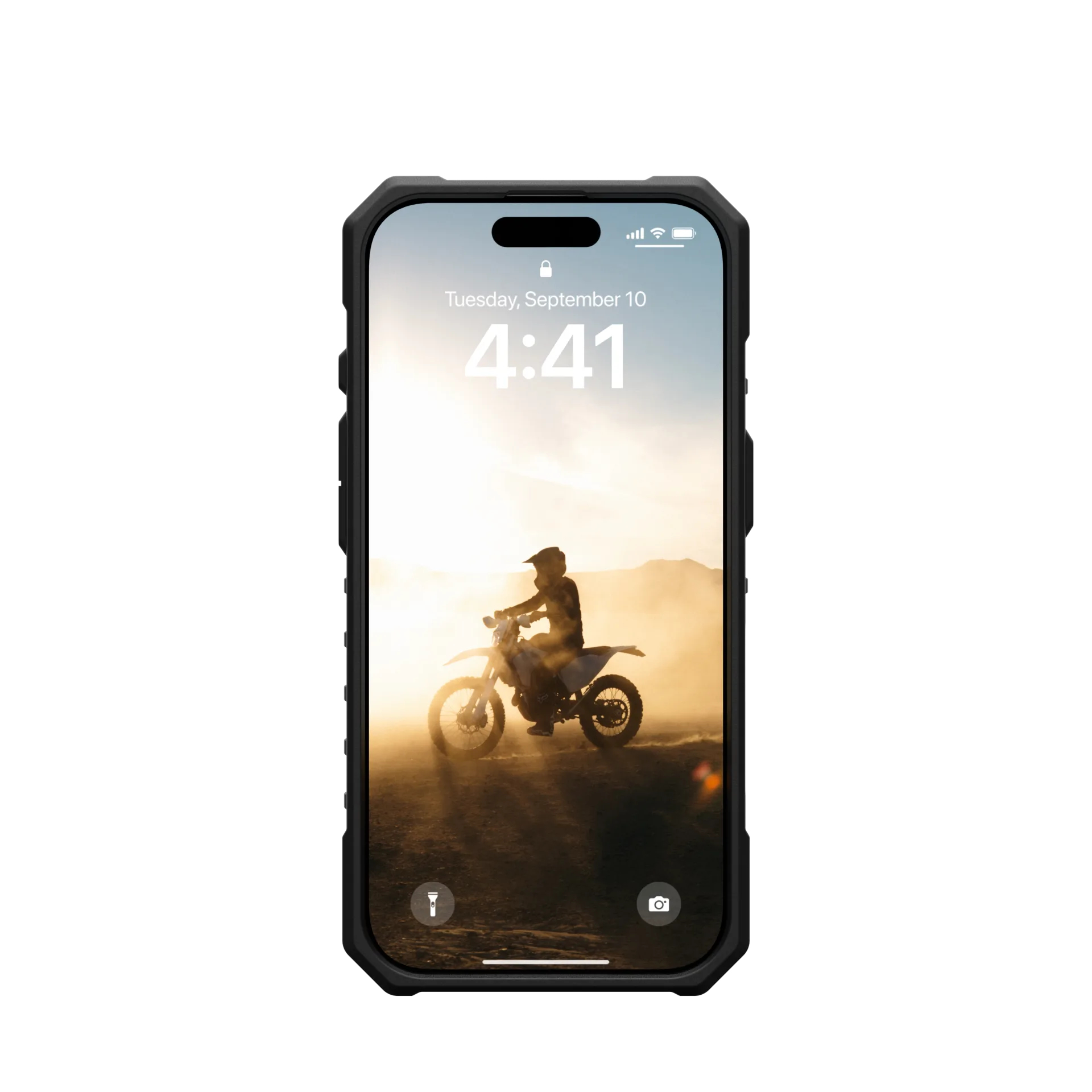 Motociclista guida una moto da cross nella polvere al tramonto su schermo telefono.
