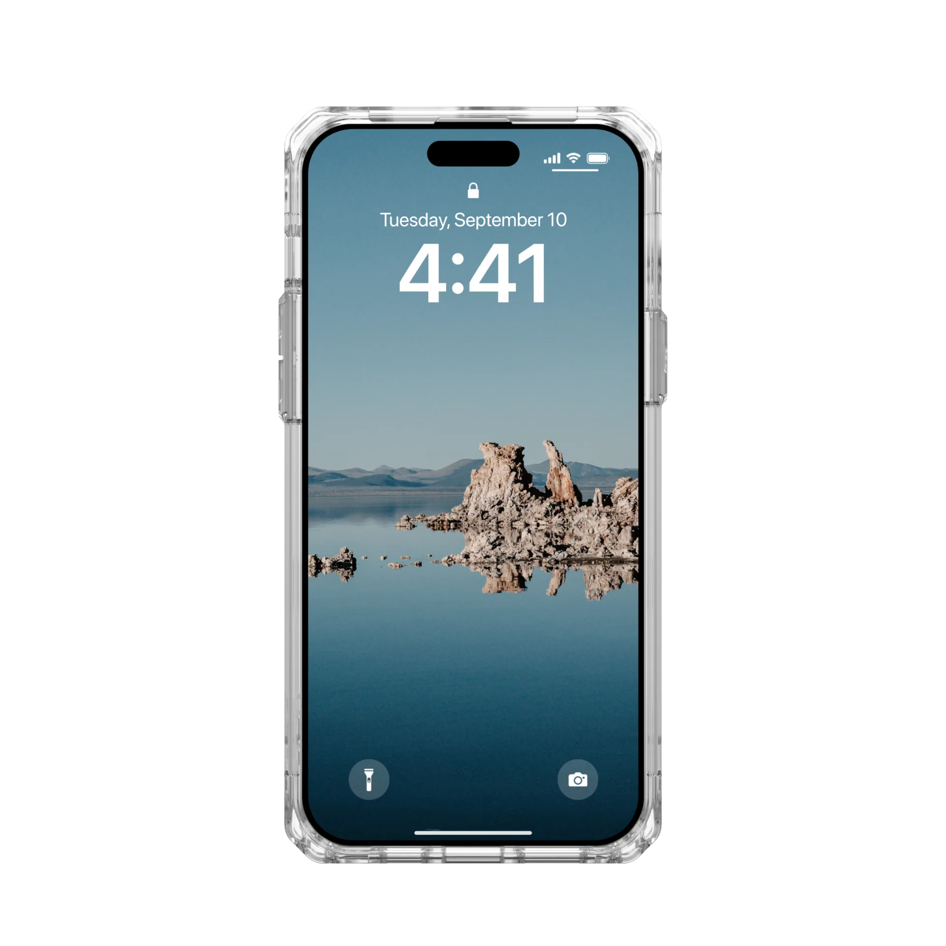 Ein transparentes Handygehäuse mit einem Sperrbildschirm, der eine Berglandschaft am See zeigt.