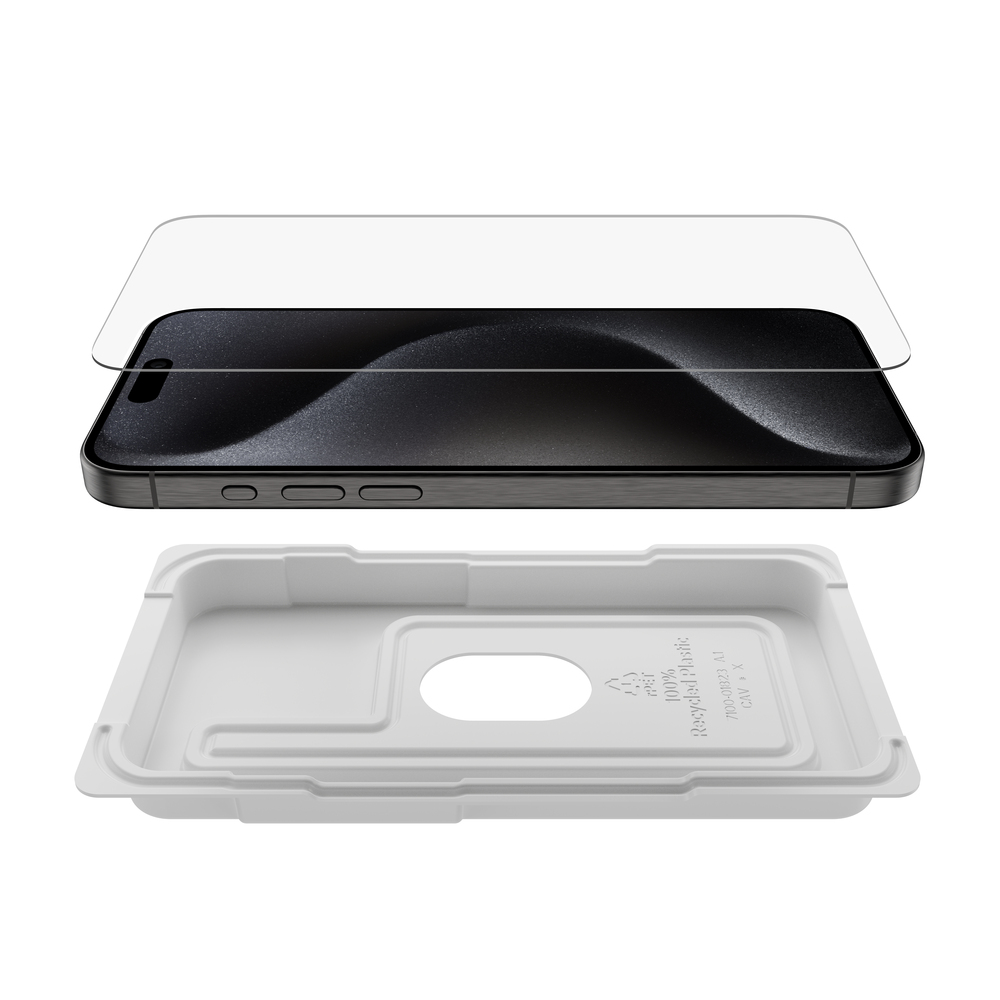 Una protezione schermo in vetro fluttua sopra uno smartphone, con un vassoio in plastica bianca sotto.