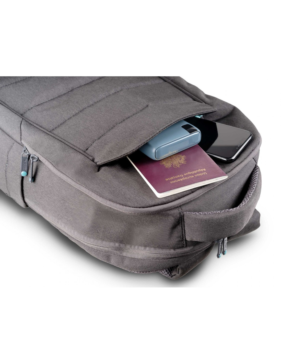 Grauer Rucksacktasche mit Reisepass, Handy und Powerbank.