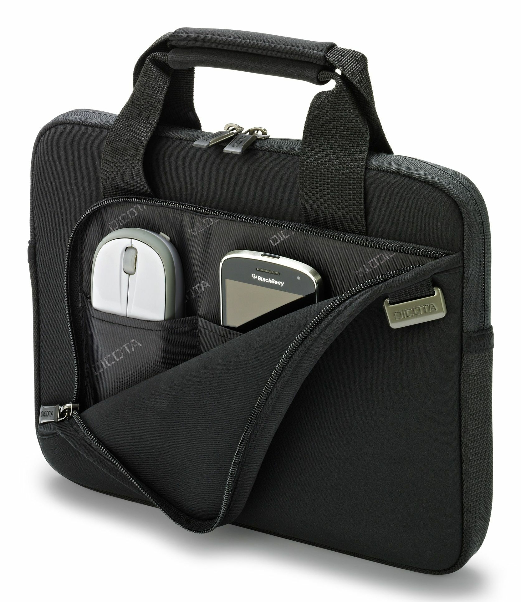 Borsa nera per laptop con tasca aperta contenente un mouse bianco e un telefono BlackBerry.