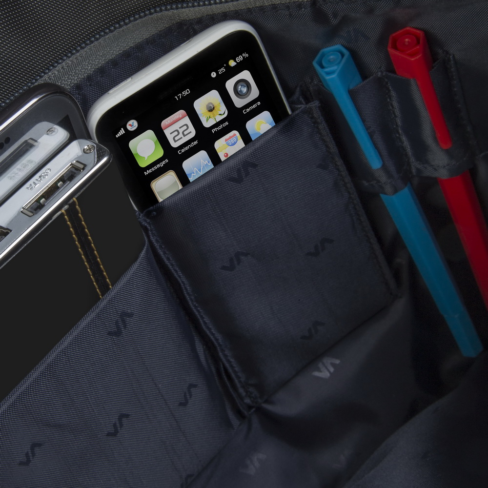 Uno smartphone con app, un dispositivo USB e penne in una borsa.