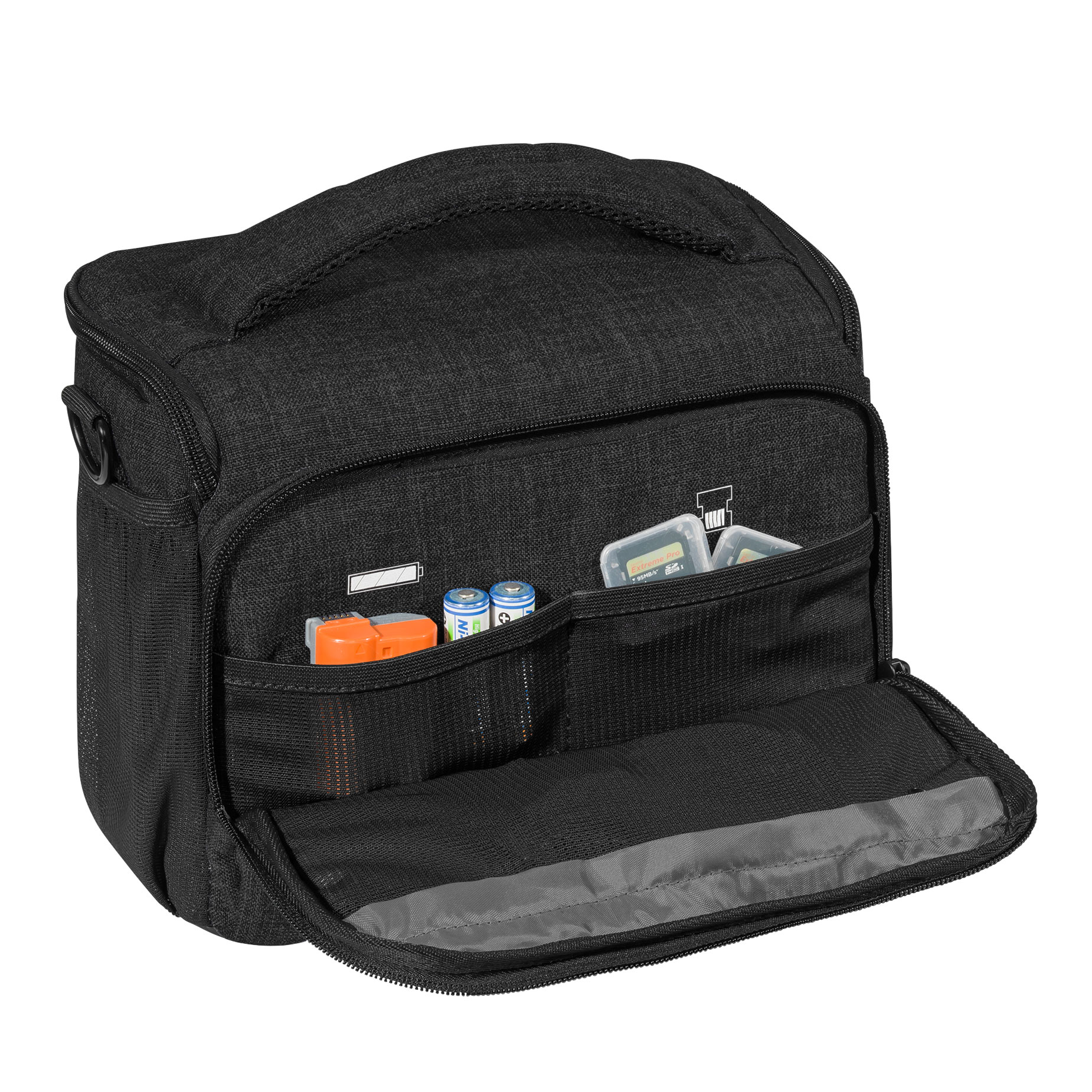 Schwarze Kameratasche mit geöffneter Fronttasche, enthält Batterien, Speicherkarte und orangefarbenes Objekt.