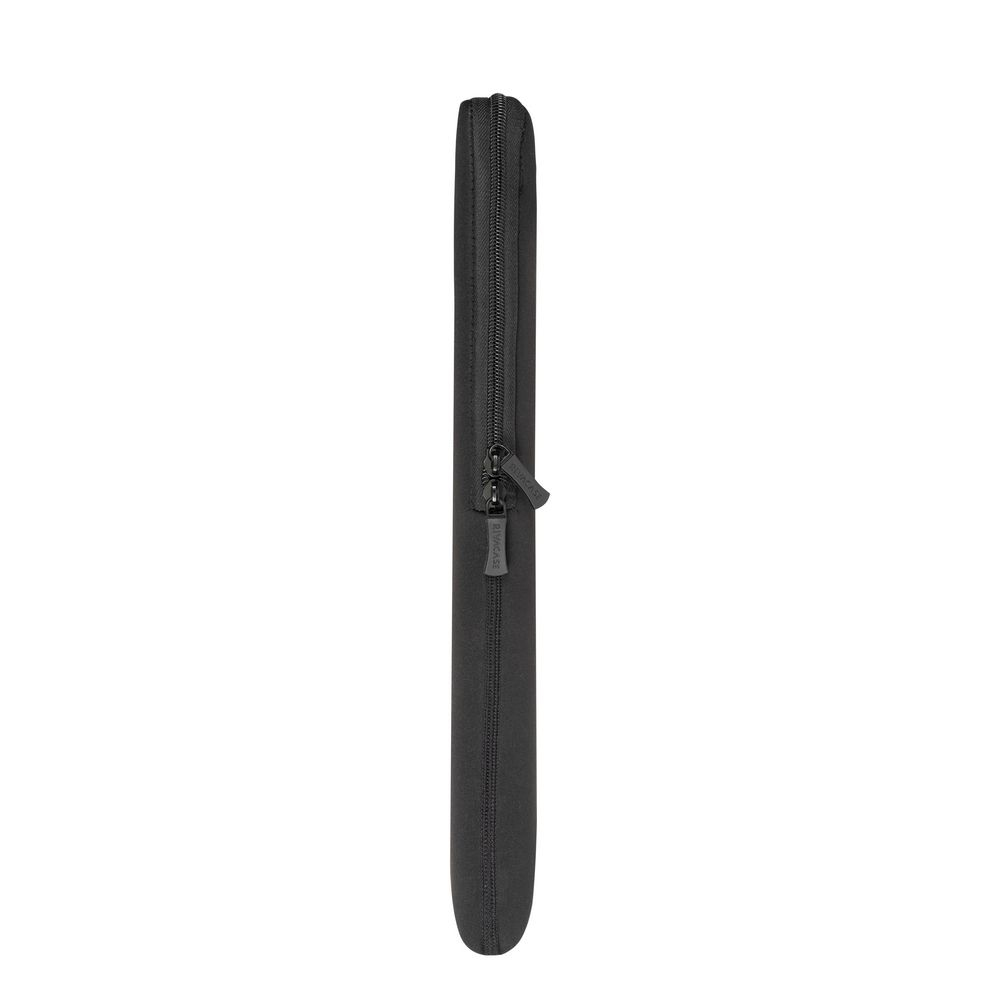 Een zwarte, slanke laptoptas met rits en logo.