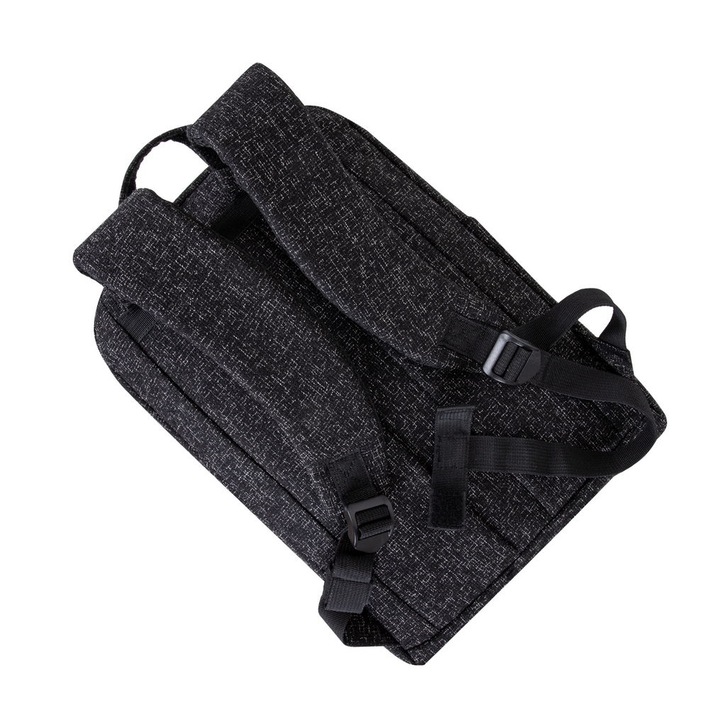 Ein schwarzer Rucksack mit strukturiertem Stoff und verstellbaren Trägern ist abgebildet.