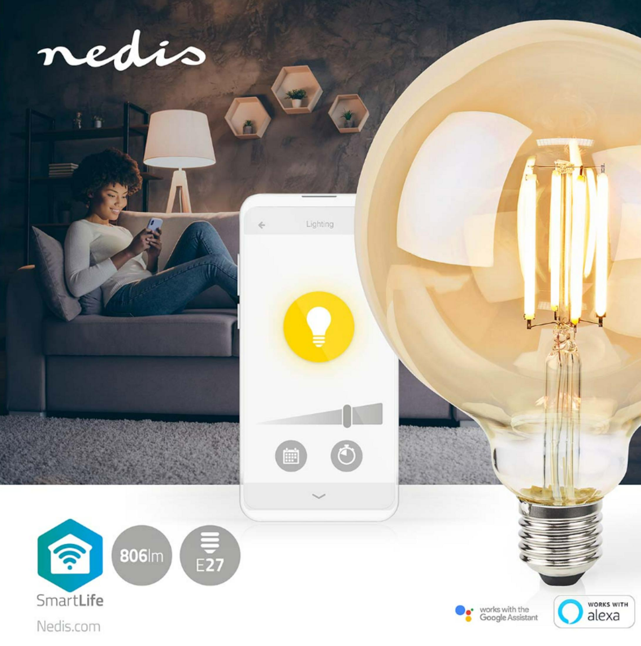 Una donna seduta su un divano usa il telefono, accanto a una lampadina e uno smartphone.