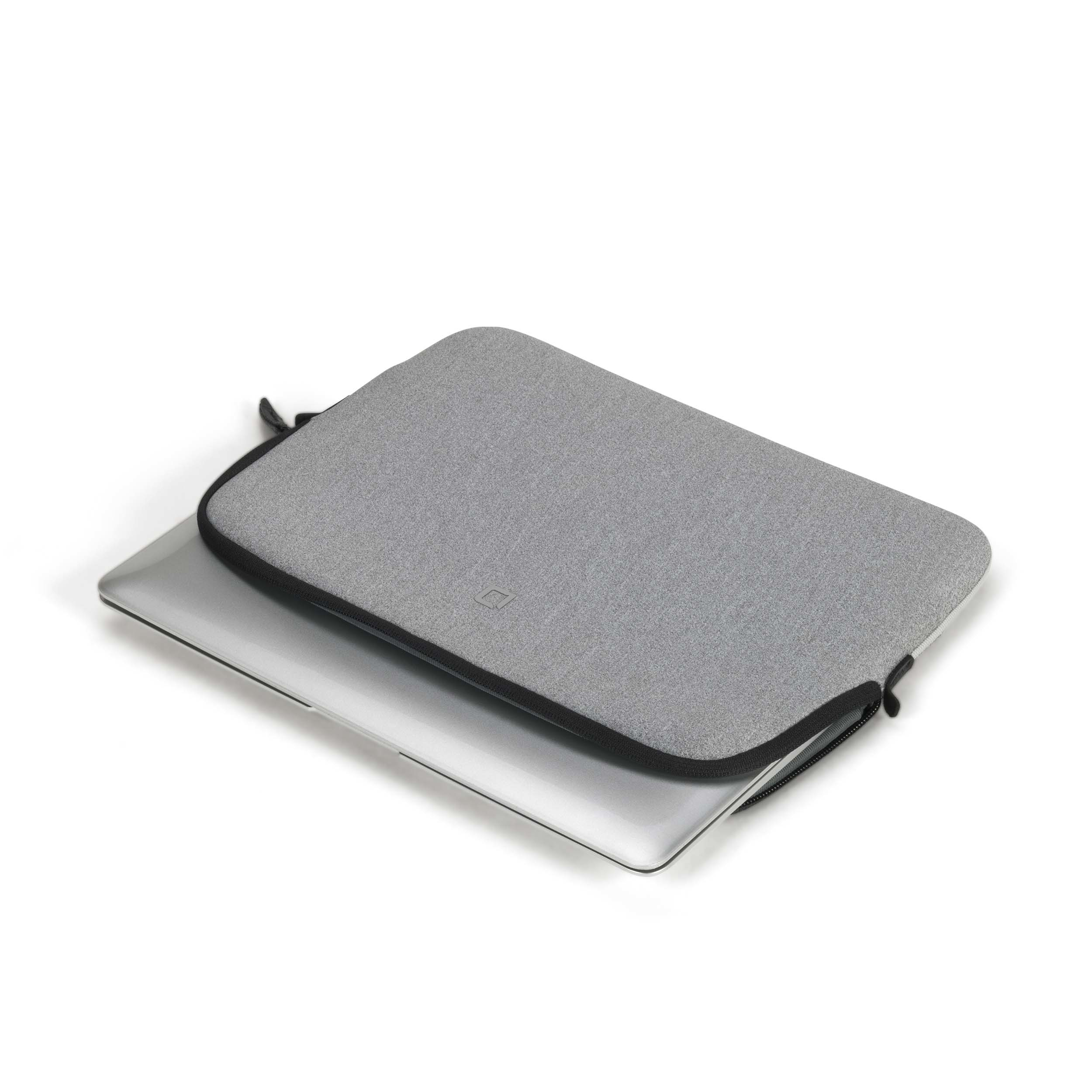 Un laptop grigio è parzialmente dentro una custodia grigia con zip nera.
