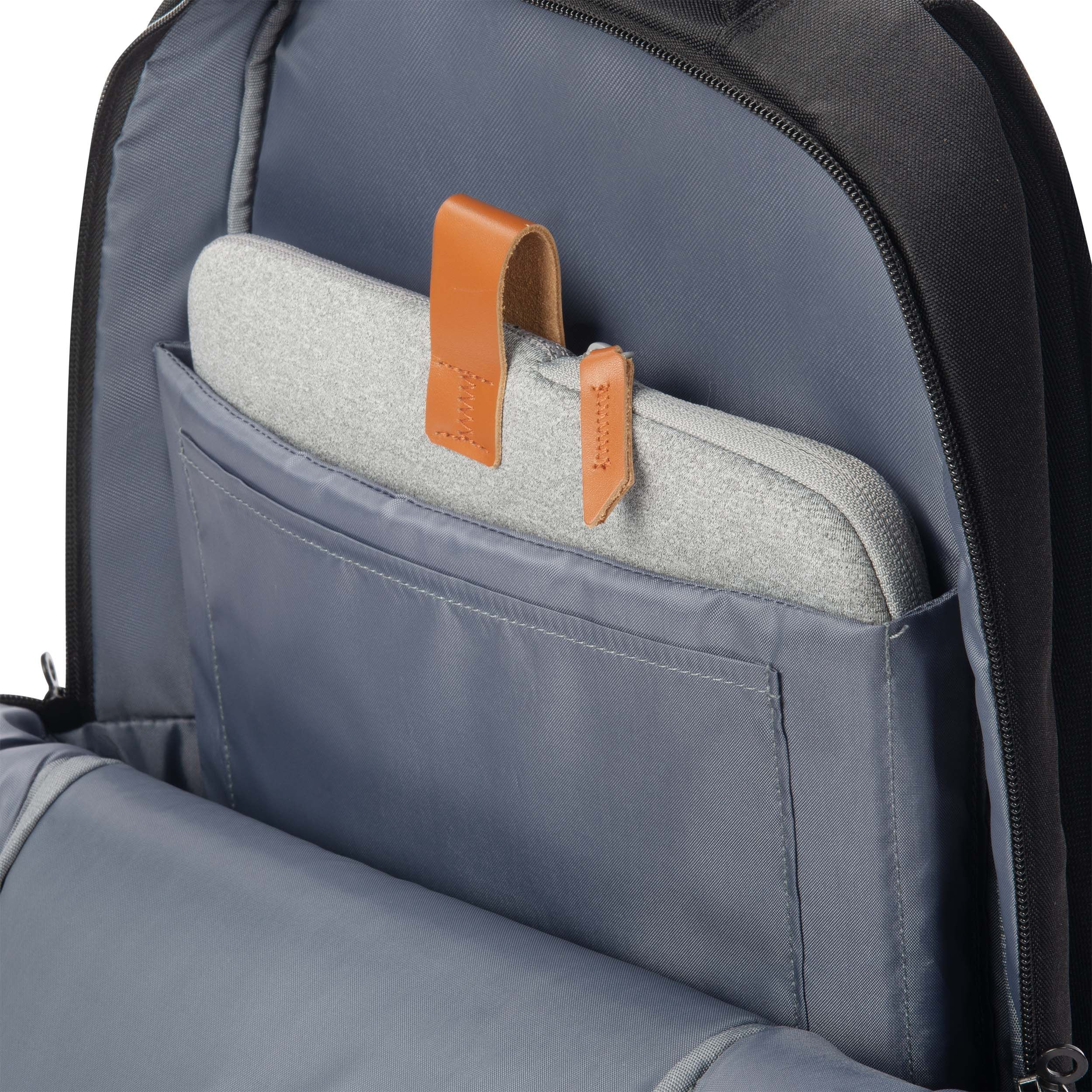 Custodia grigia per laptop con linguette in pelle marrone all'interno di uno zaino nero.