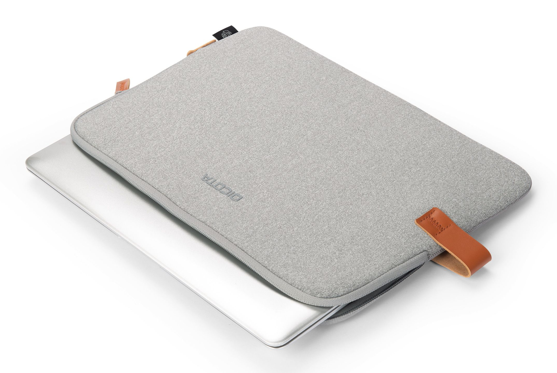 Una custodia grigia per laptop con accenti in pelle marrone copre parzialmente un laptop argentato.