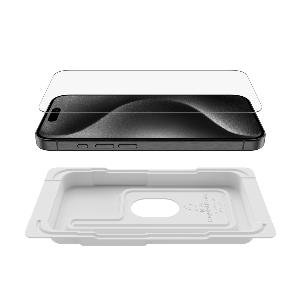 Una protezione schermo trasparente giace su uno smartphone scuro, con imballaggio bianco sotto.