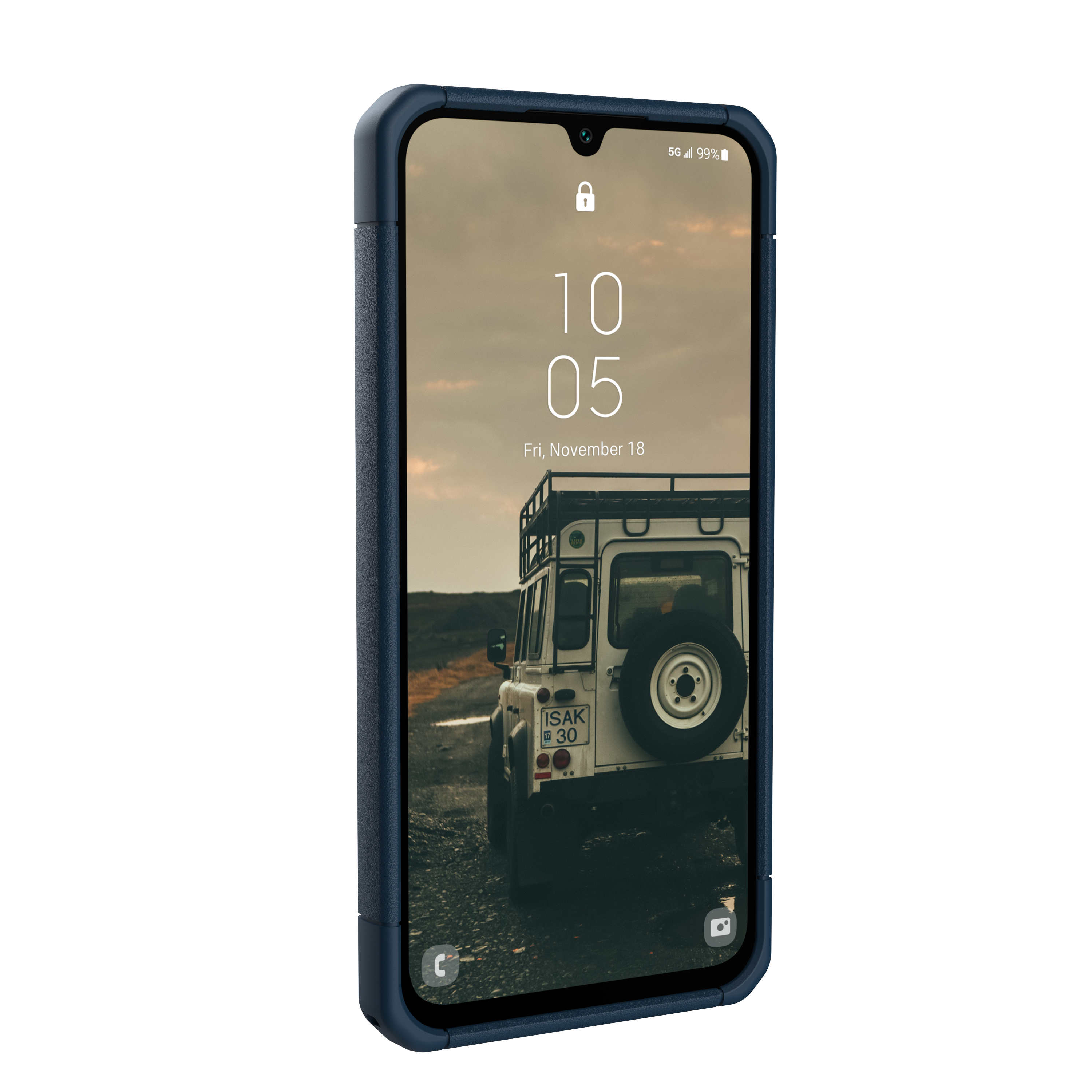 Een smartphone in een blauwe hoes toont een vergrendelingsscherm van een witte offroad-auto.