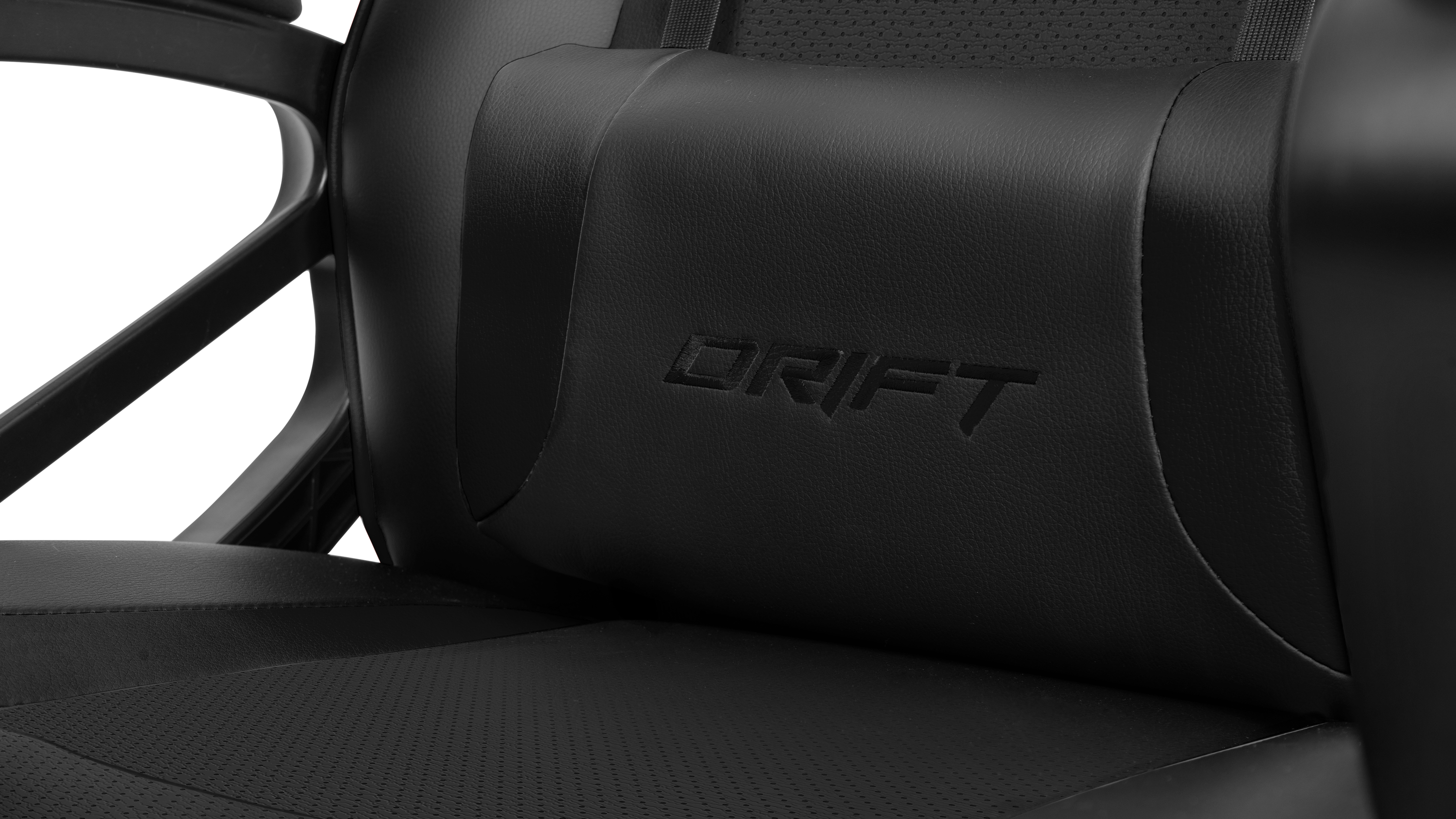 Silla gamer negra con reposacabezas acolchado y logo en relieve.