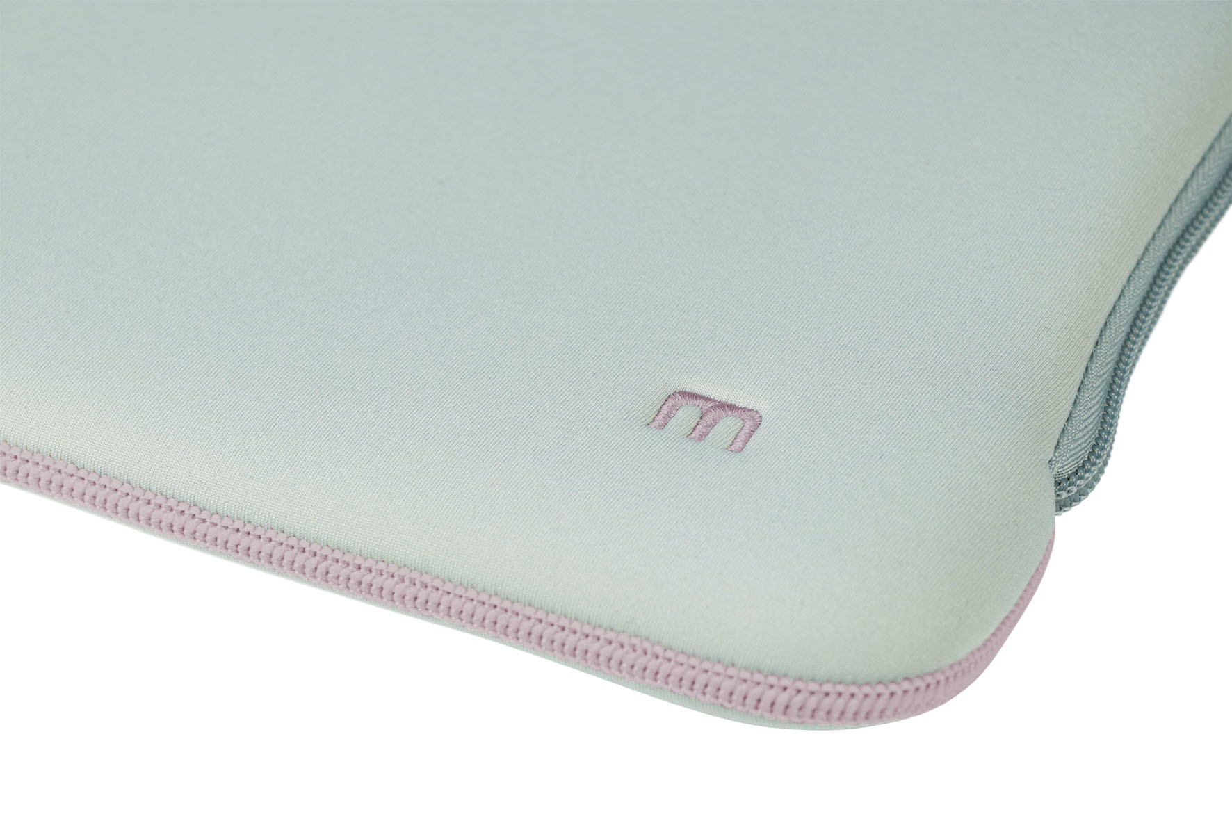 Custodia azzurra con bordo rosa e logo 'm' ricamato.