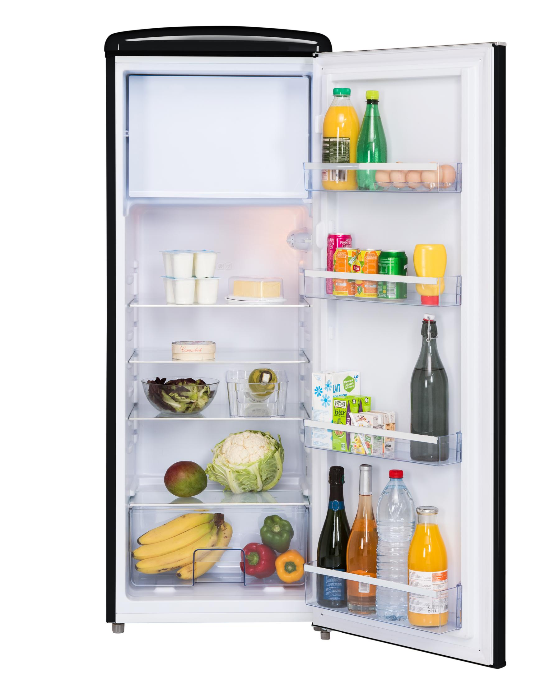 Ein offener Kühlschrank mit Lebensmitteln: Joghurt, Käse, Salat, Gemüse, Obst, Eier und Getränke.