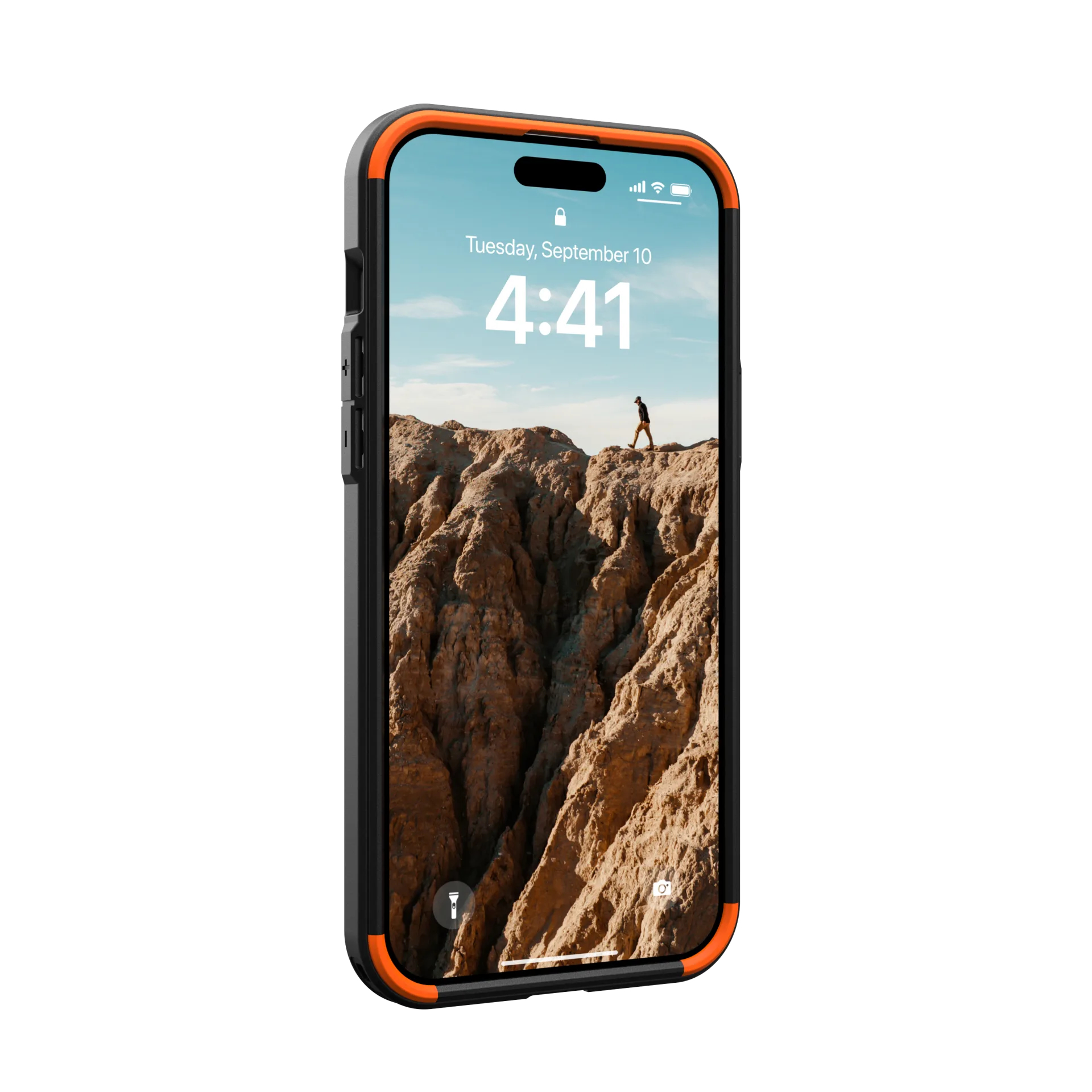 Un smartphone con borde naranja muestra un paisaje de montaña con una persona.
