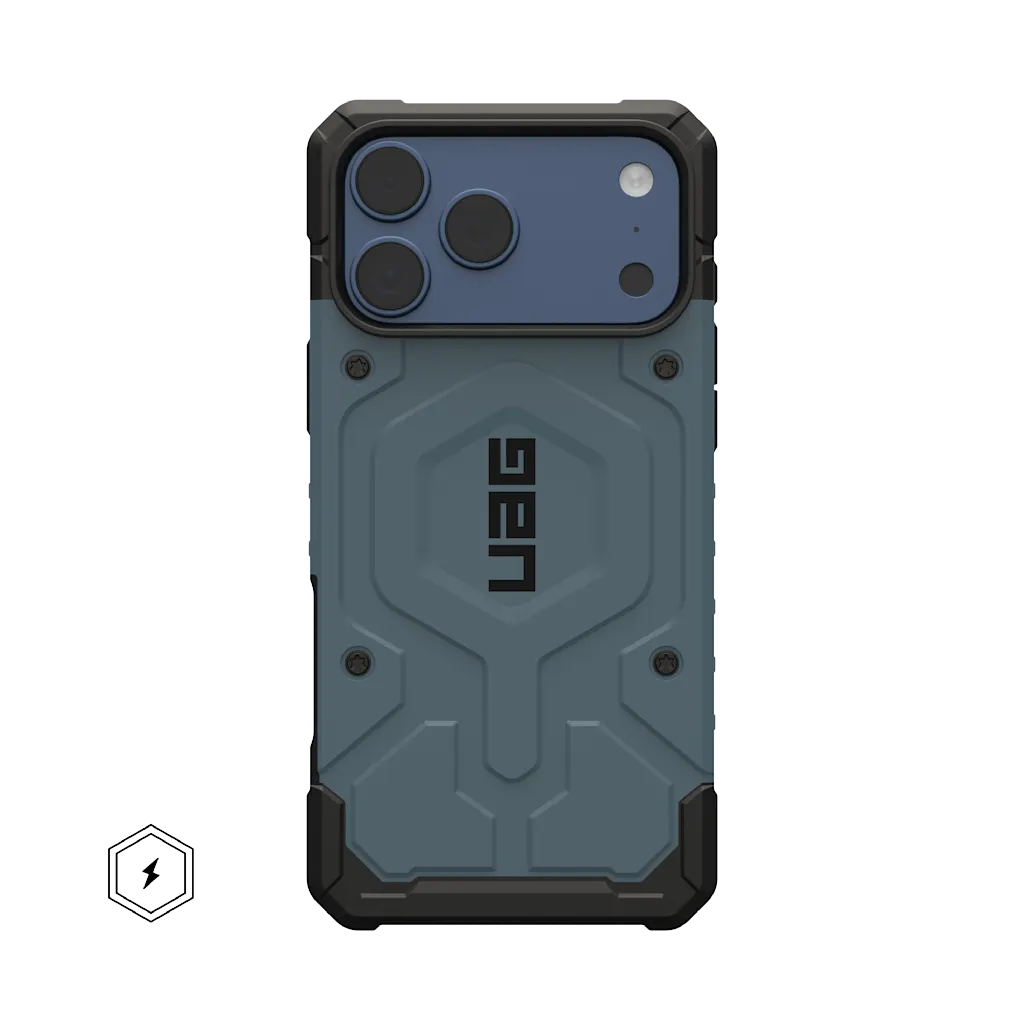 Eine blaue UAG-Handyhülle mit sechseckigem Muster und drei Kameralinsen.
