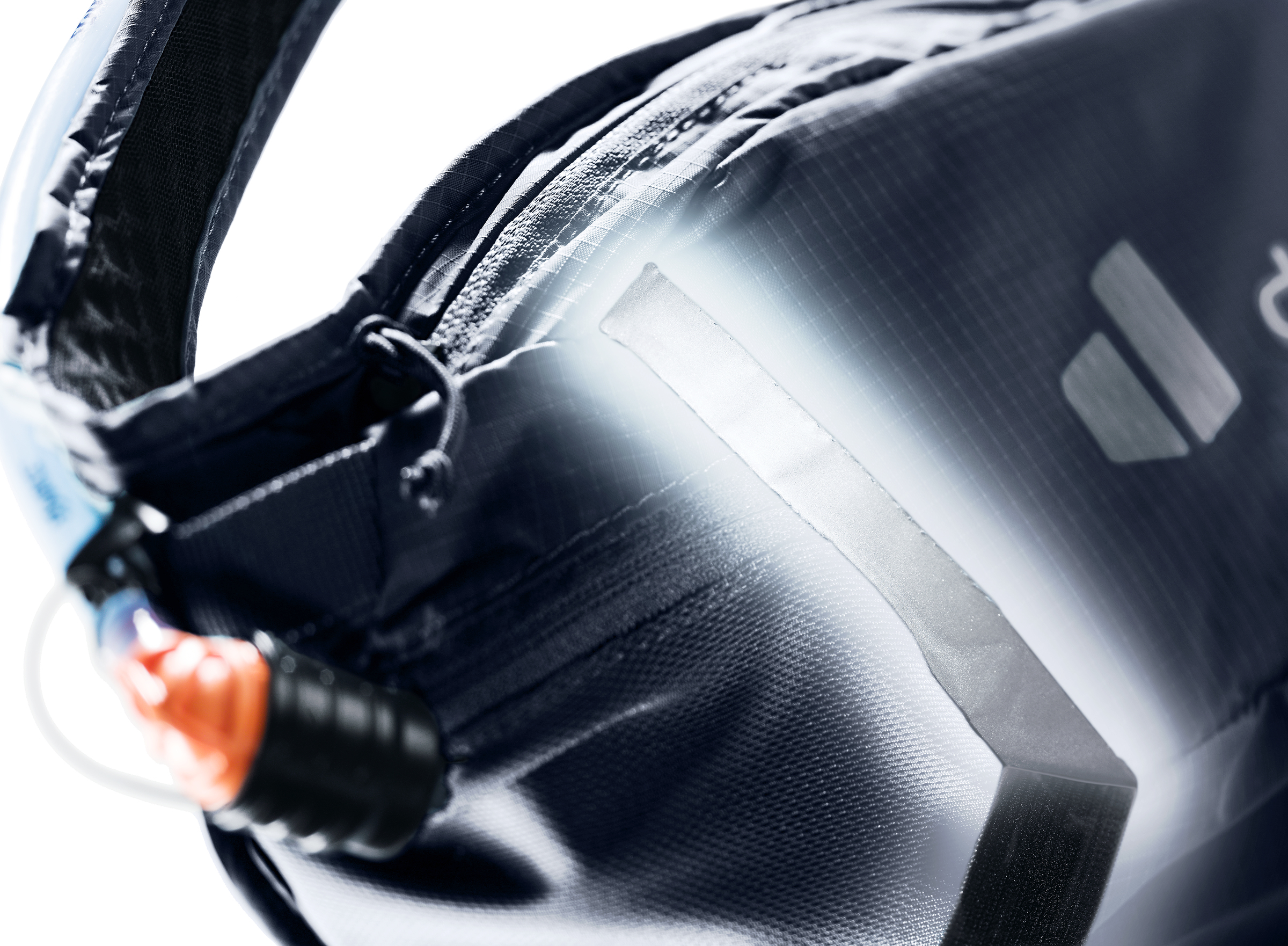 Dunkelblauer Rucksack-Detail mit Wasserschlauchanschluss und reflektierendem Streifen.