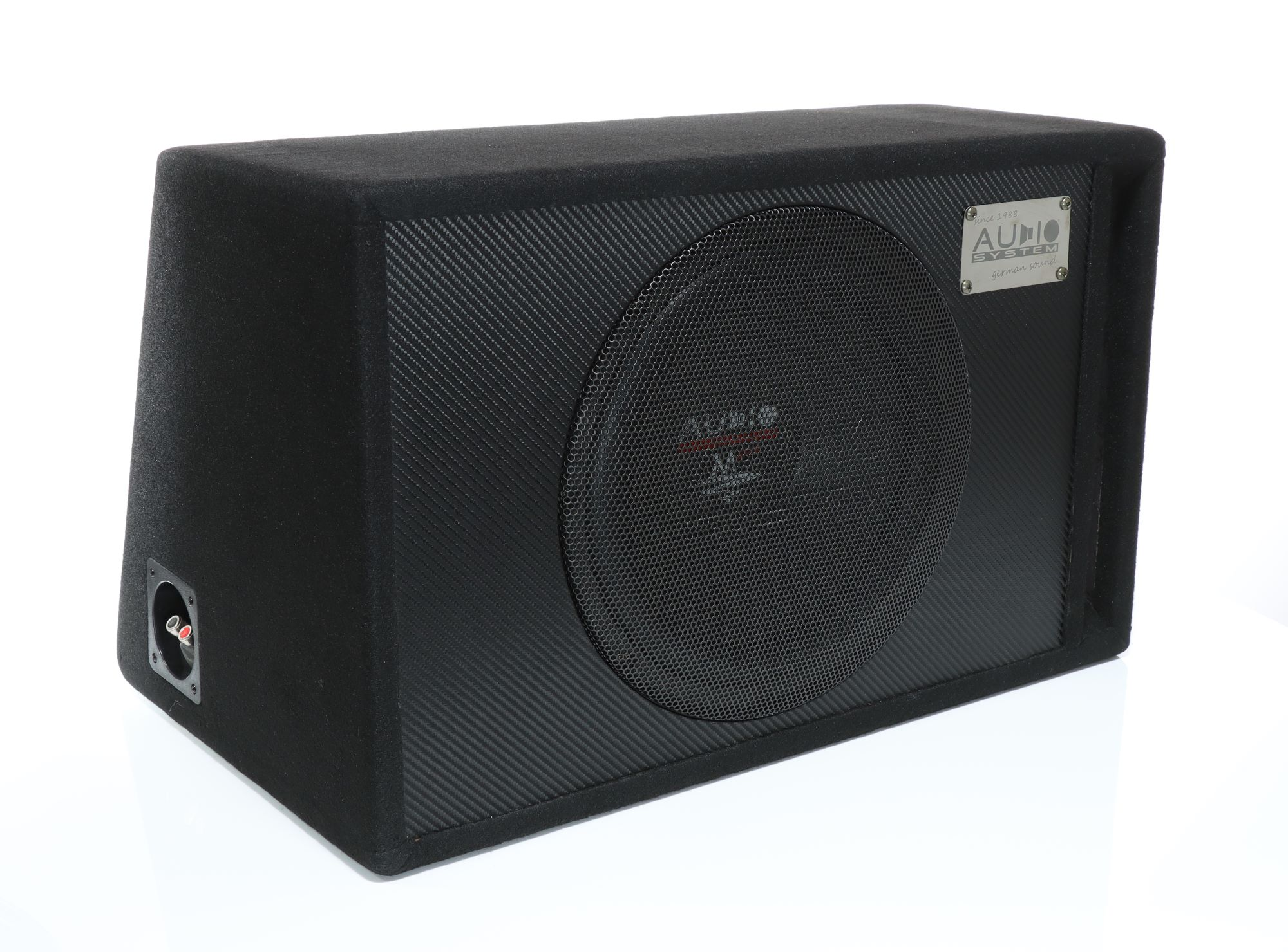 Schwarze Subwoofer-Lautsprecherbox mit Karbonfaser-Akzenten und Gitterabdeckung.