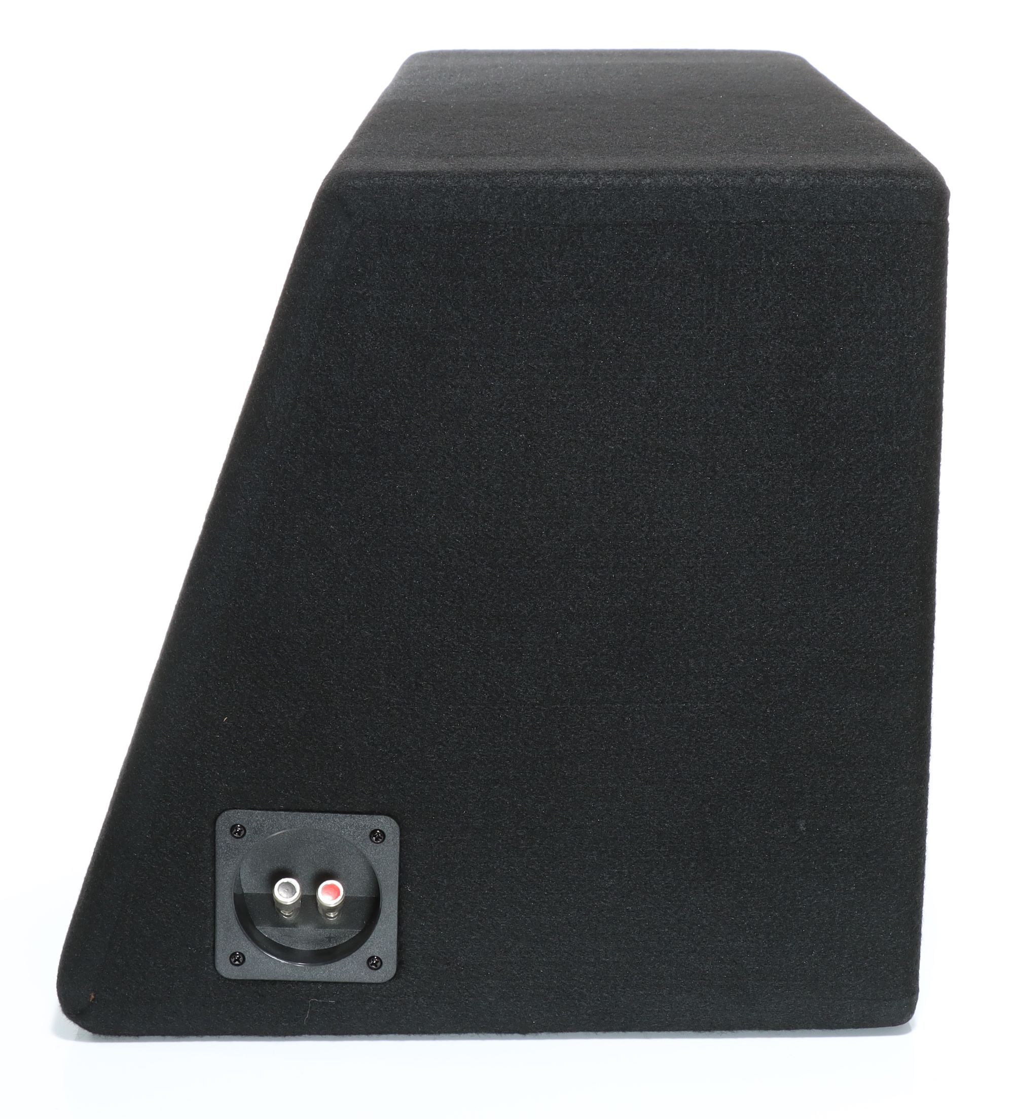 Ein schwarzer Subwoofer-Kasten mit einem Anschlussfeld mit roten und weißen Anschlüssen.