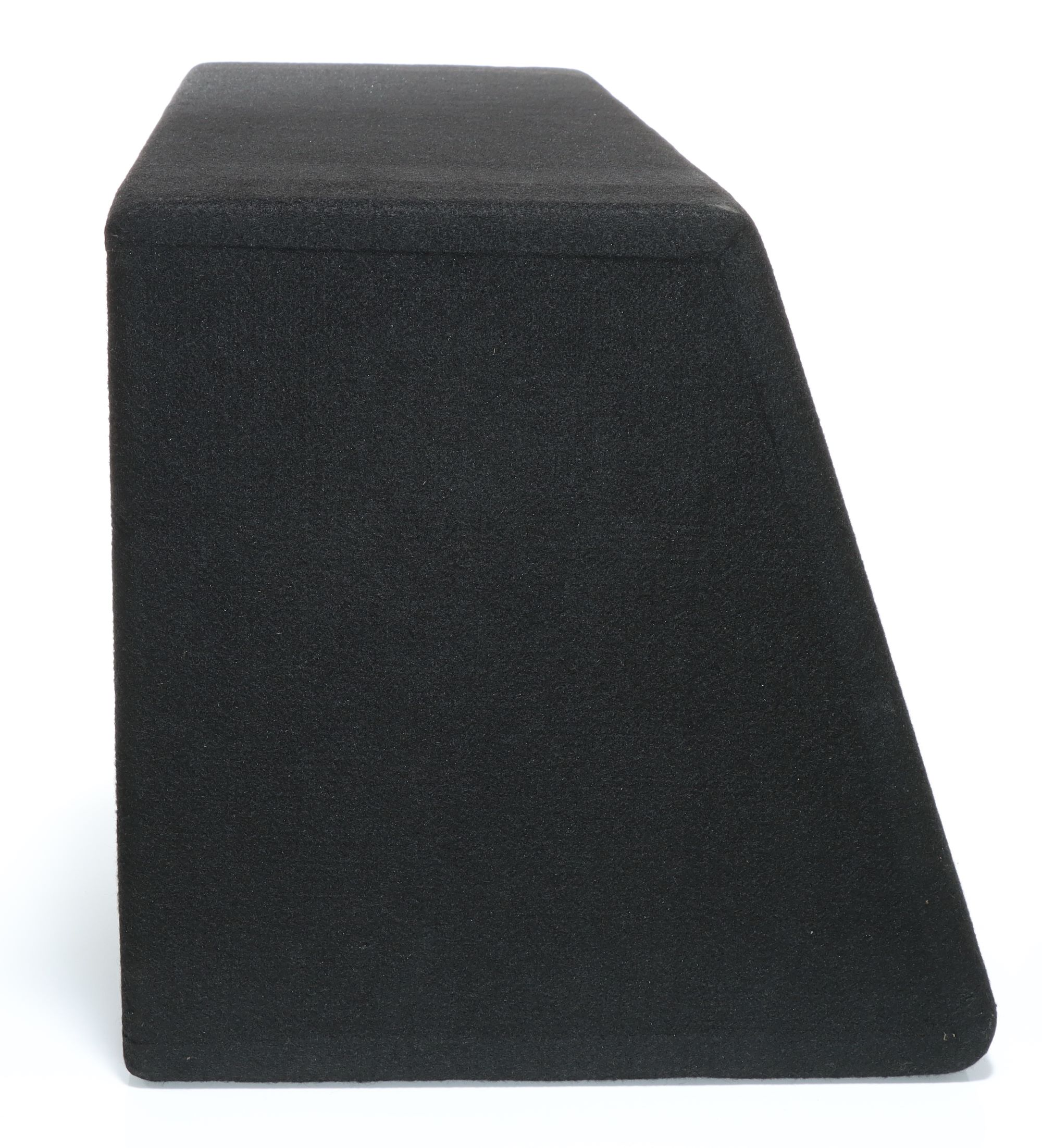 Ein schwarzer, rechteckiger Lautsprecher-Subwoofer mit abgeschrägter Vorderseite.