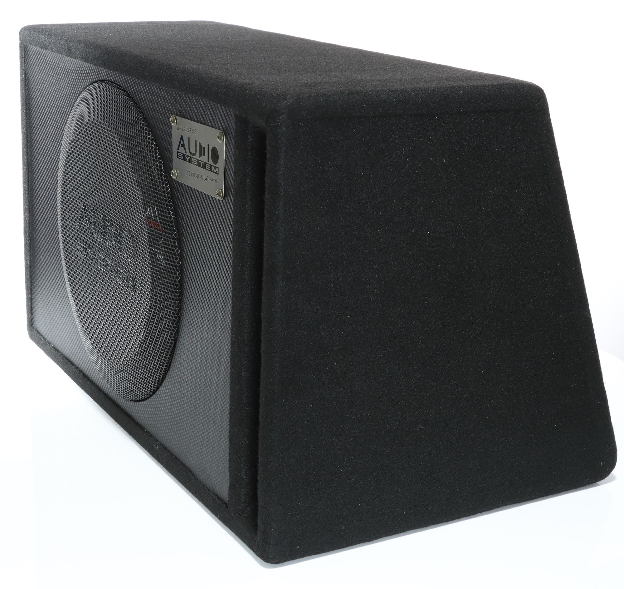 Schwarzer Subwoofer-Kasten mit silbernem Logo auf der linken Seite.