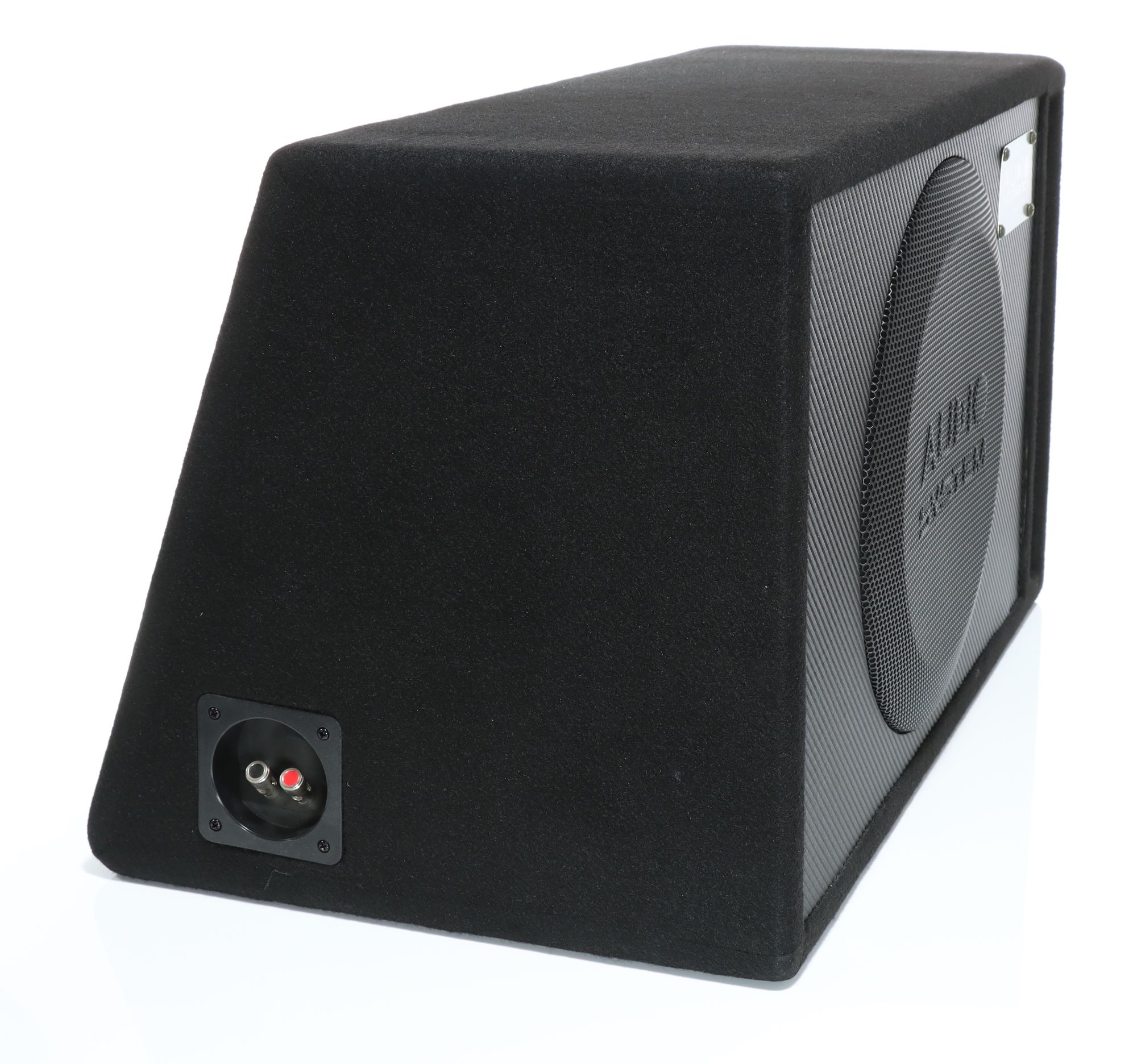Schwarze rechteckige Subwoofer-Box mit Gitter und Anschlüssen auf weißem Hintergrund.