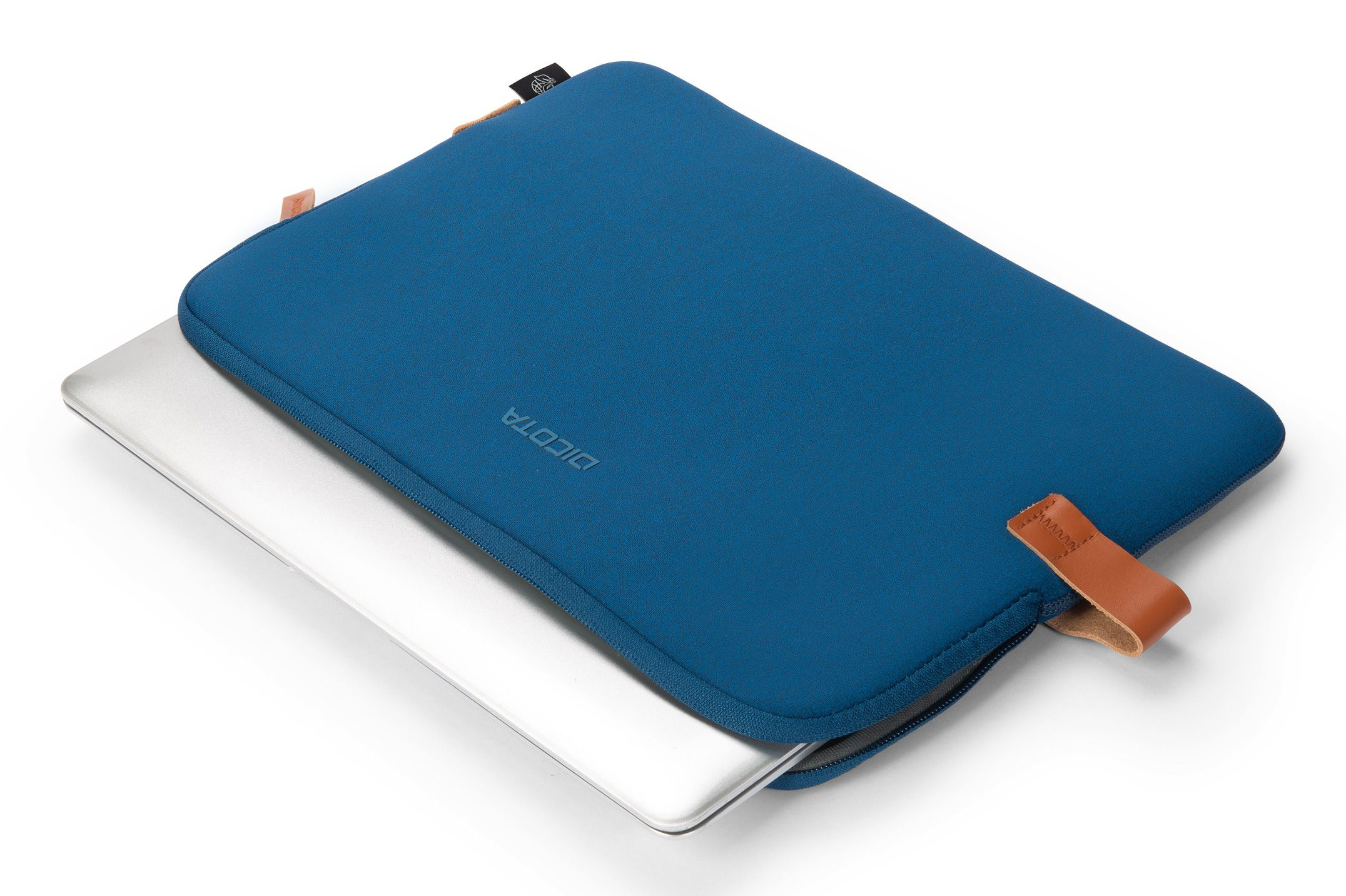 Ein blauer Laptop-Schutz mit Ledergriff auf einem silbernen Laptop.