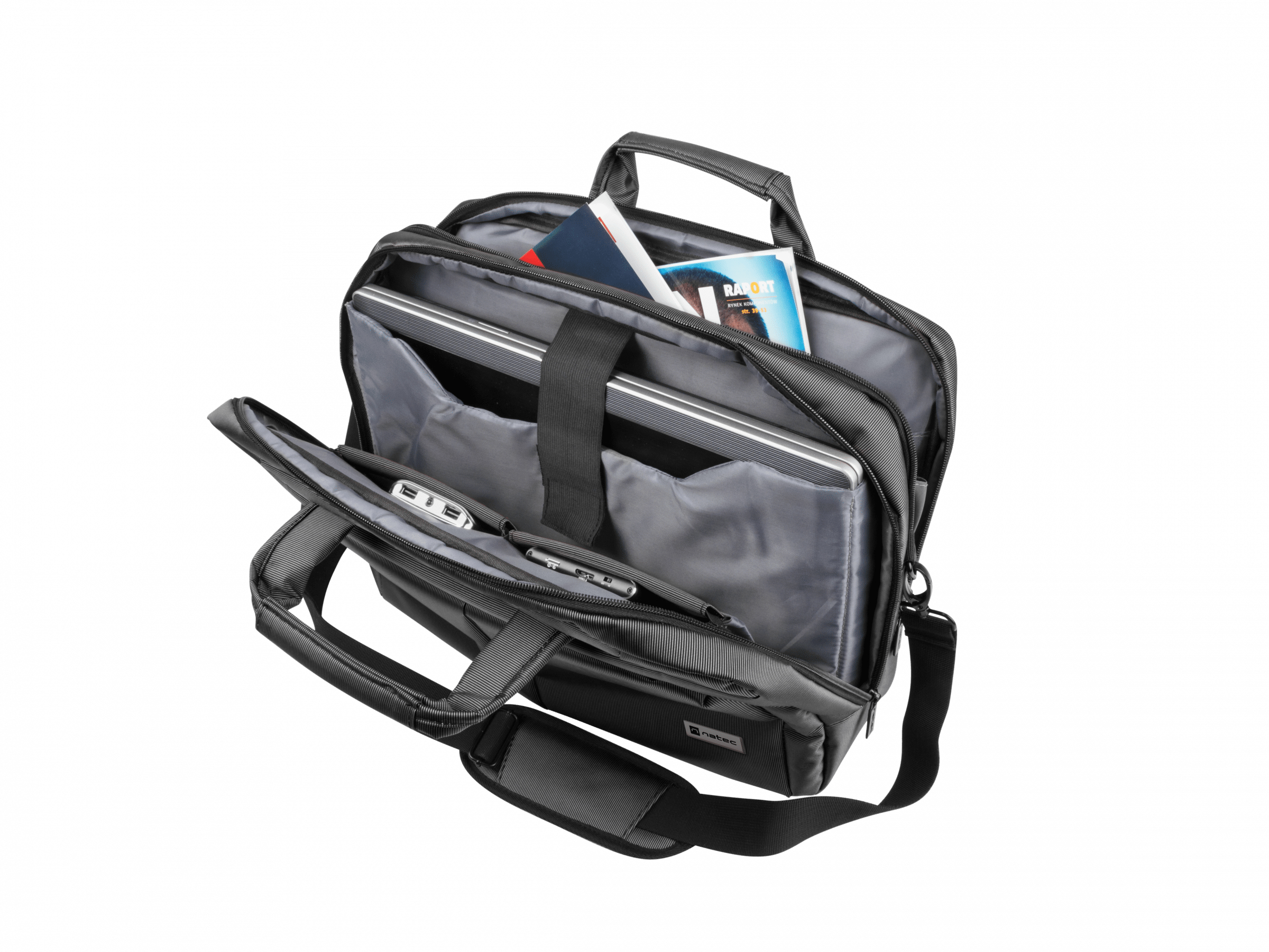 Borsa per laptop nera aperta con laptop, power bank, cavi e riviste.