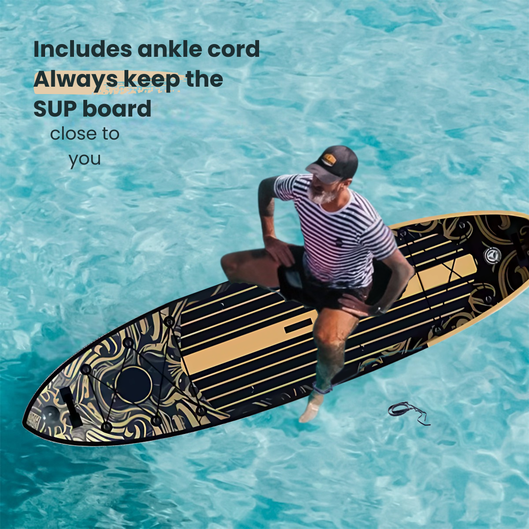 Man op gestipt SUP board zittend in water. Enkelkoord ligt ernaast.
