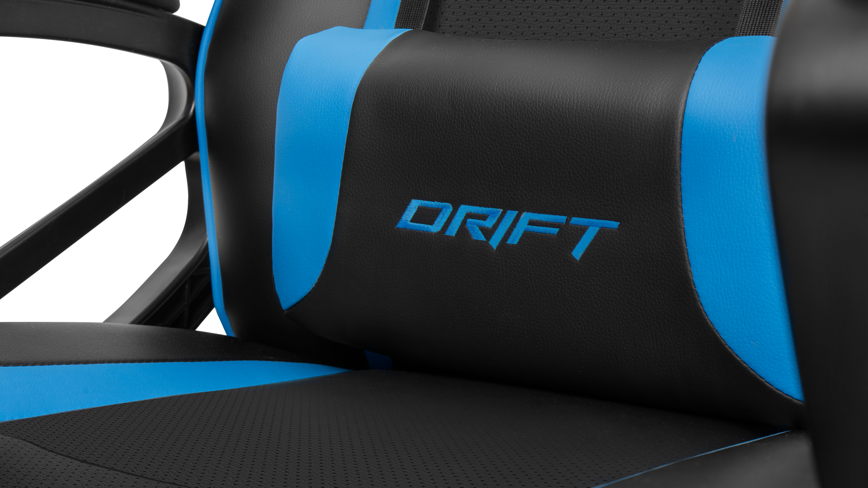 Una silla gamer negra con detalles azules, con la palabra DRIFT bordada.