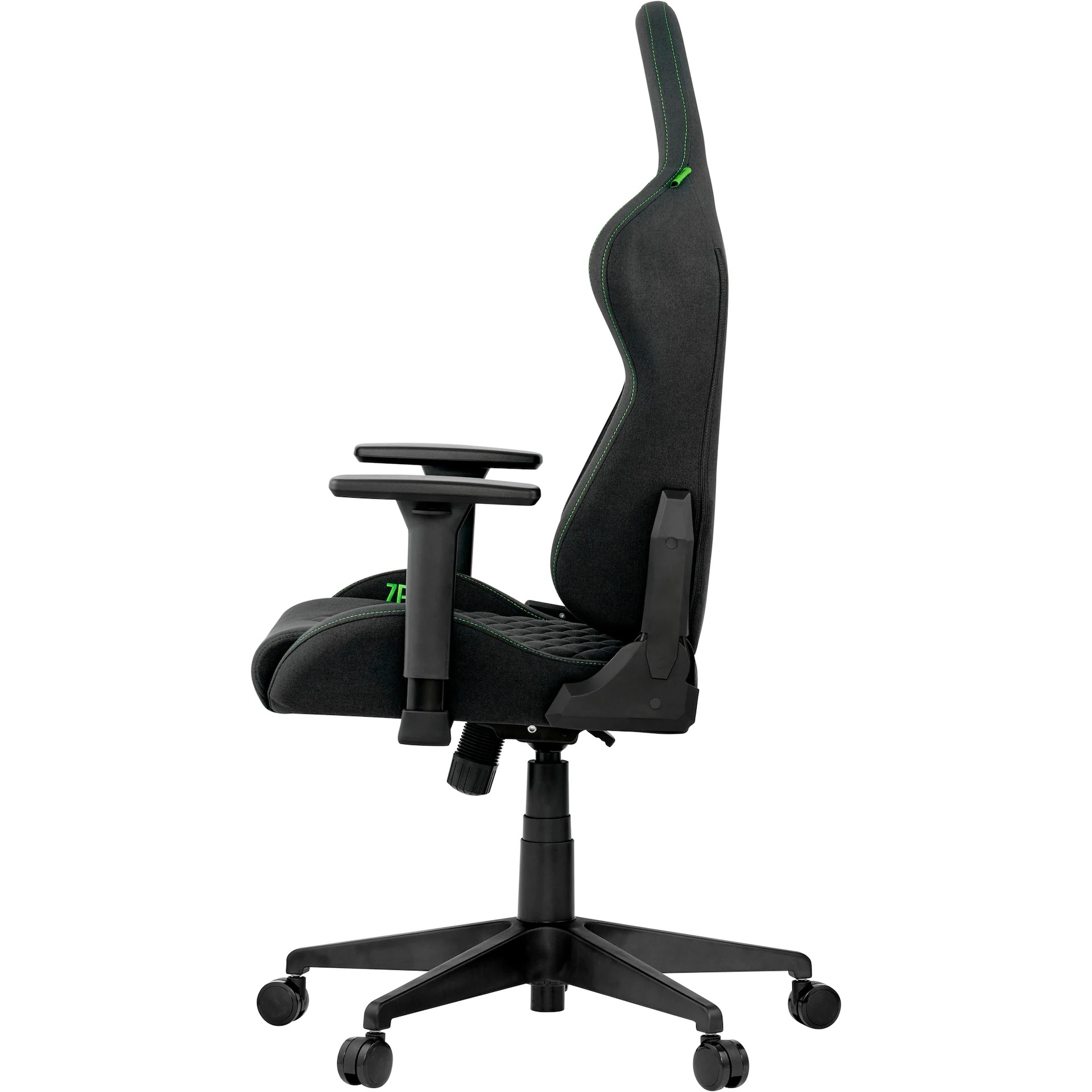 Chaise gamer noire avec coutures vertes et roulettes.