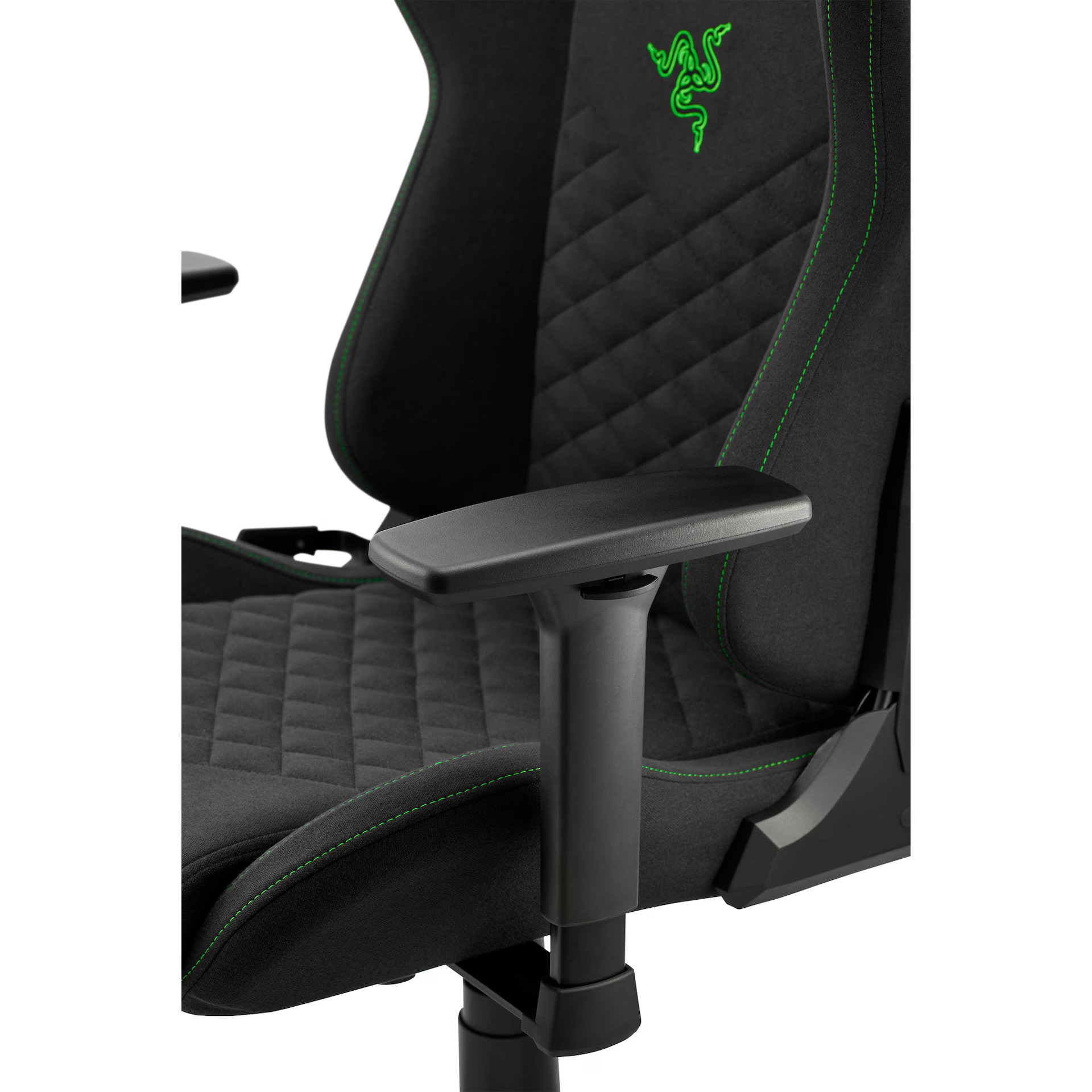 Fauteuil gamer noir avec coutures et logo verts, gros plan de la zone de l'accoudoir.