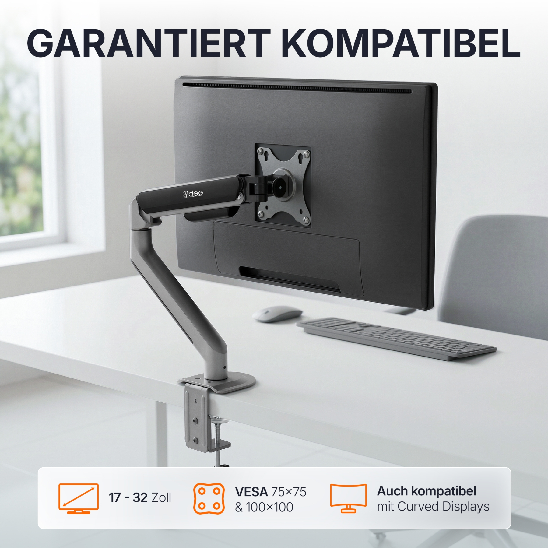 Ein Monitorarm mit VESA-Halterung hält einen schwarzen Monitor über einem Schreibtisch.