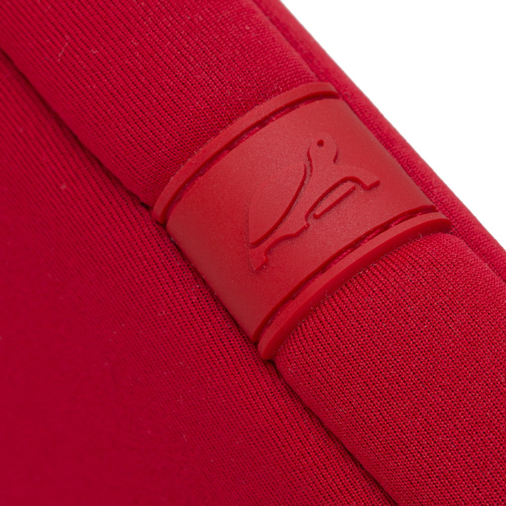 Tessuto rosso con logo in gomma rossa di un uccello.