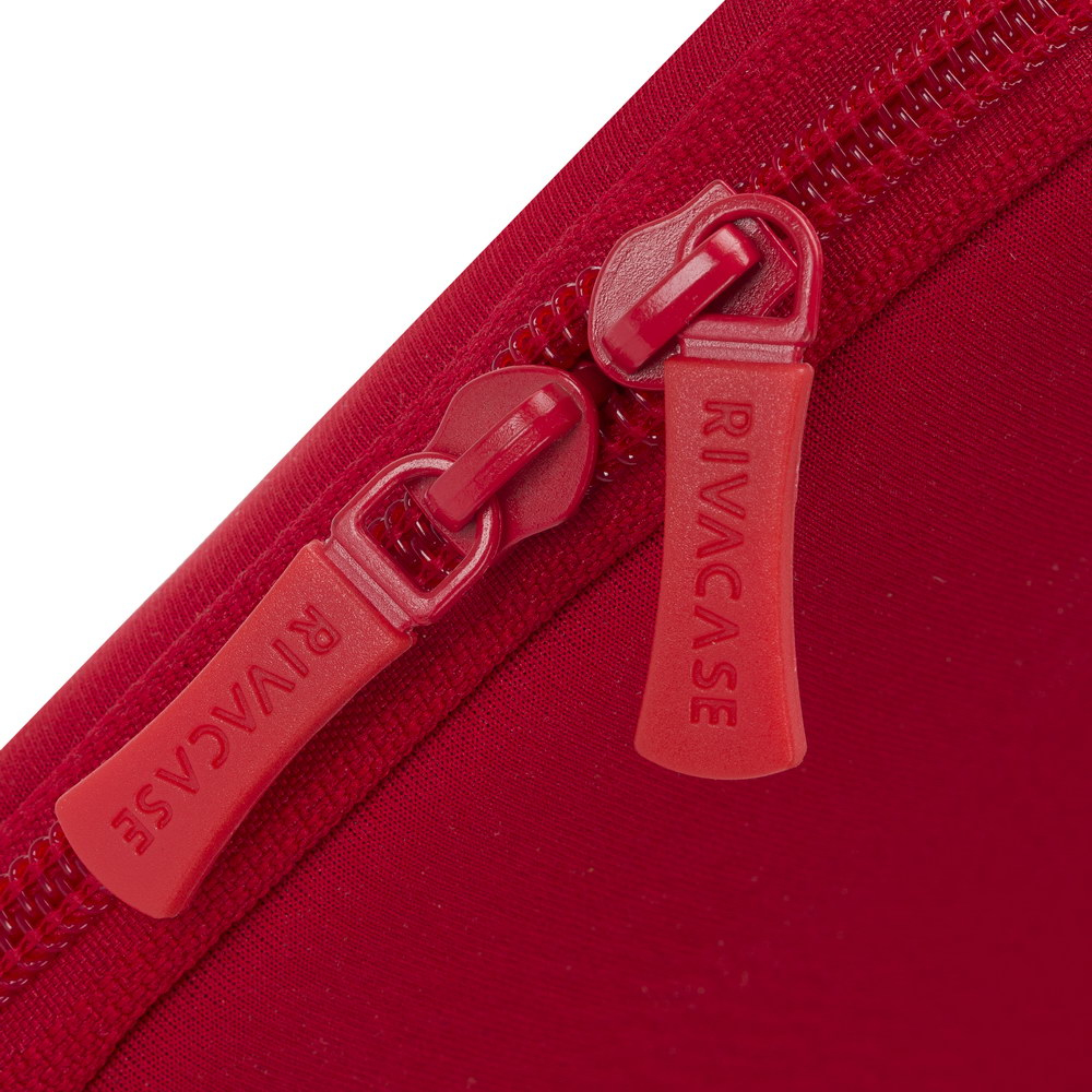 Due cerniere rosse con logo RIVACASE su tessuto rosso.
