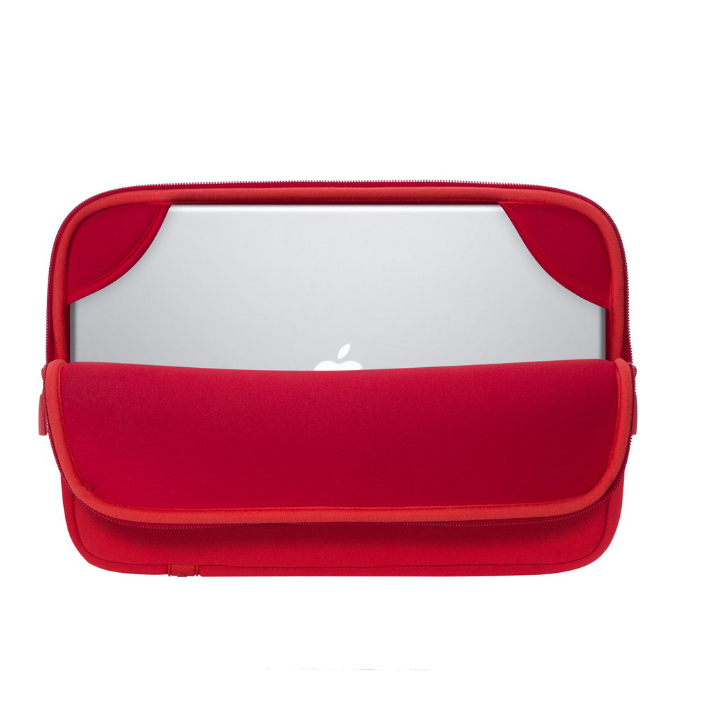 Un MacBook argentato dentro una custodia per laptop rossa. La cerniera è aperta.