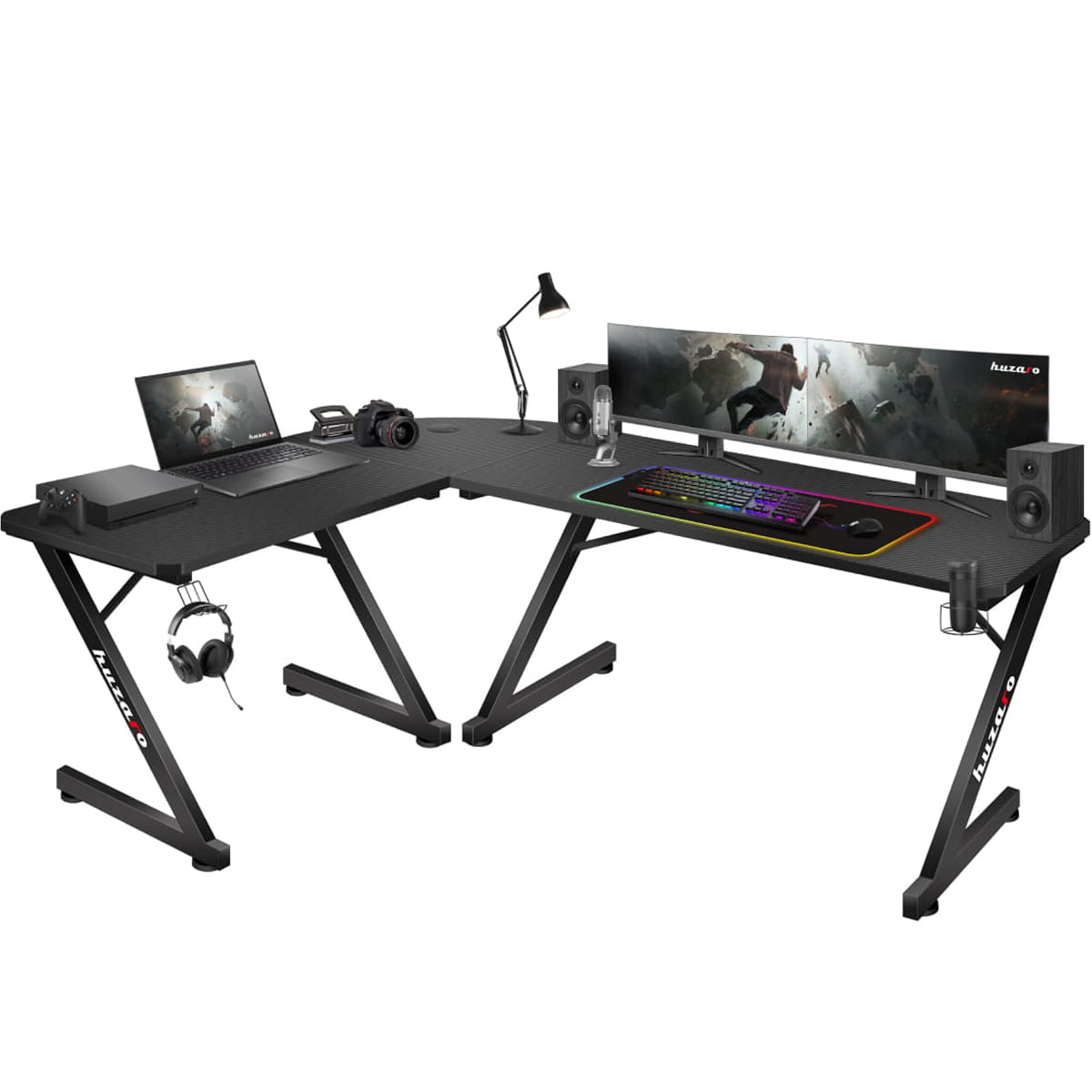 Biurko w kształcie litery L z laptopami, monitorami, klawiaturą, myszą, głośnikami i słuchawkami.