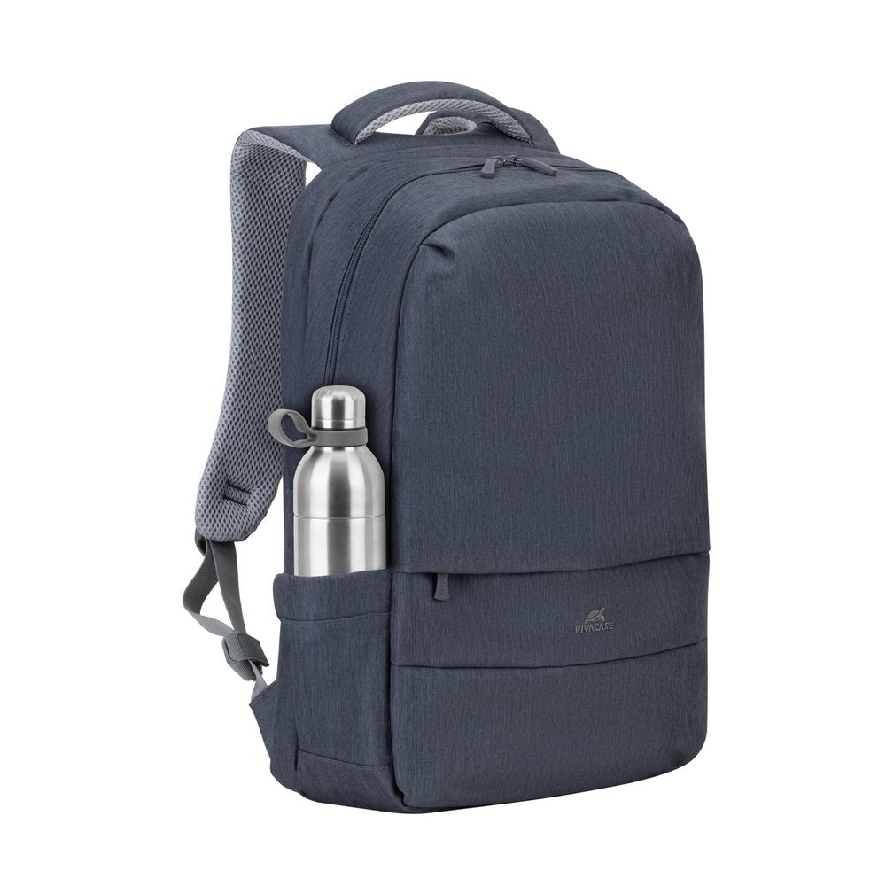 Ein dunkelblauer Rucksack mit einer silbernen Wasserflasche in der Seitentasche.