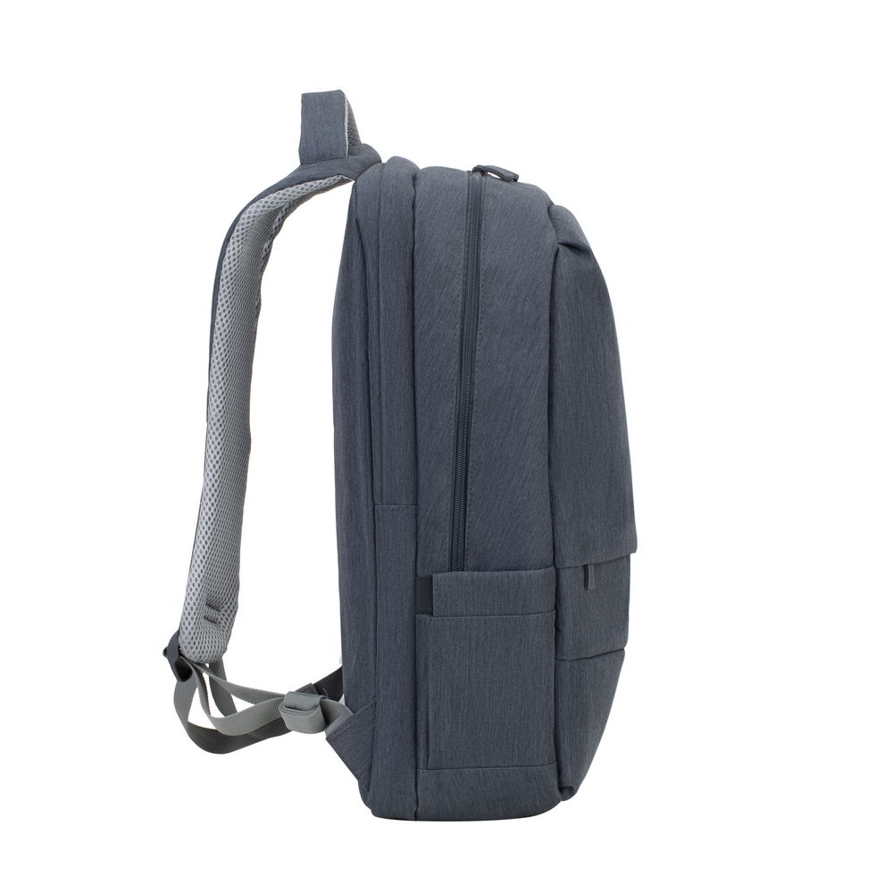Dunkelgrauer Rucksack mit Reißverschluss und Außentaschen, auf weißem Hintergrund.