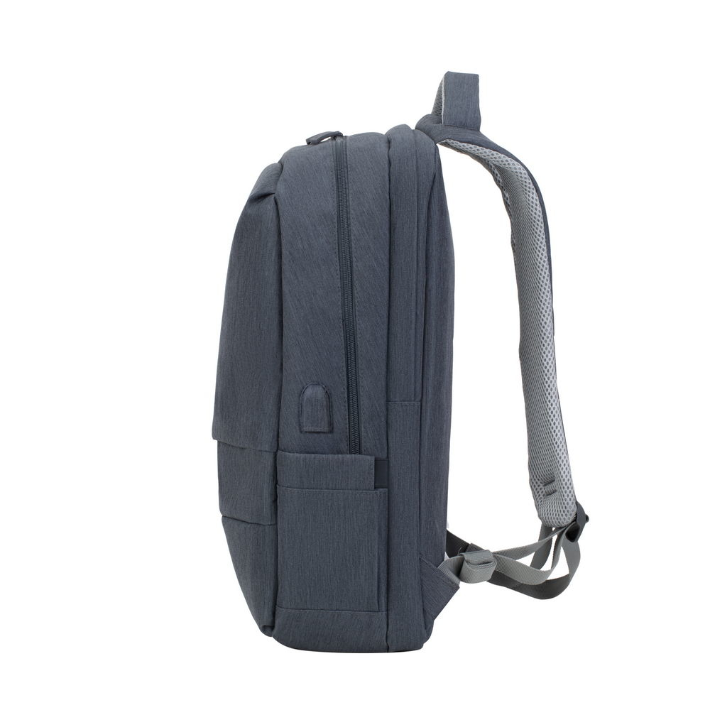 Grauer Rucksack im Seitenprofil mit Reißverschluss und Außentaschen.
