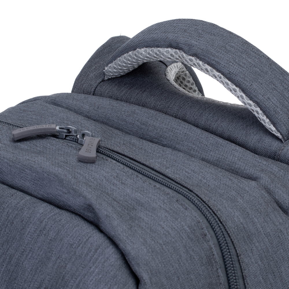 Grauer Rucksack mit Reißverschluss und gepolstertem Griff.