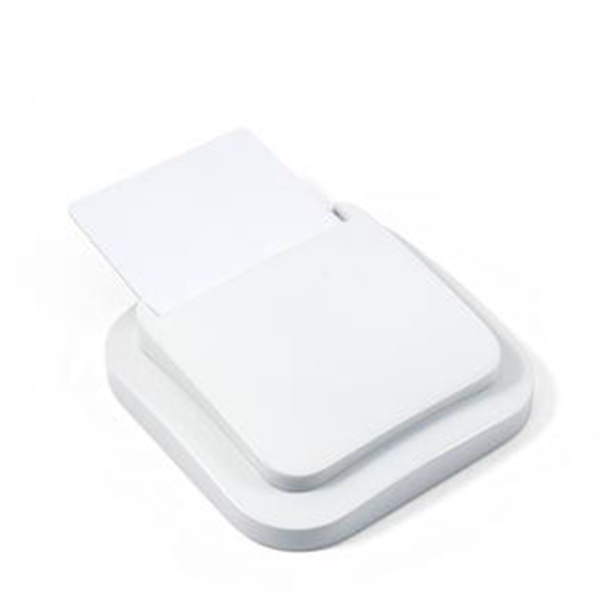 Un oggetto bianco e rettangolare con angoli arrotondati su una base piatta più grande.