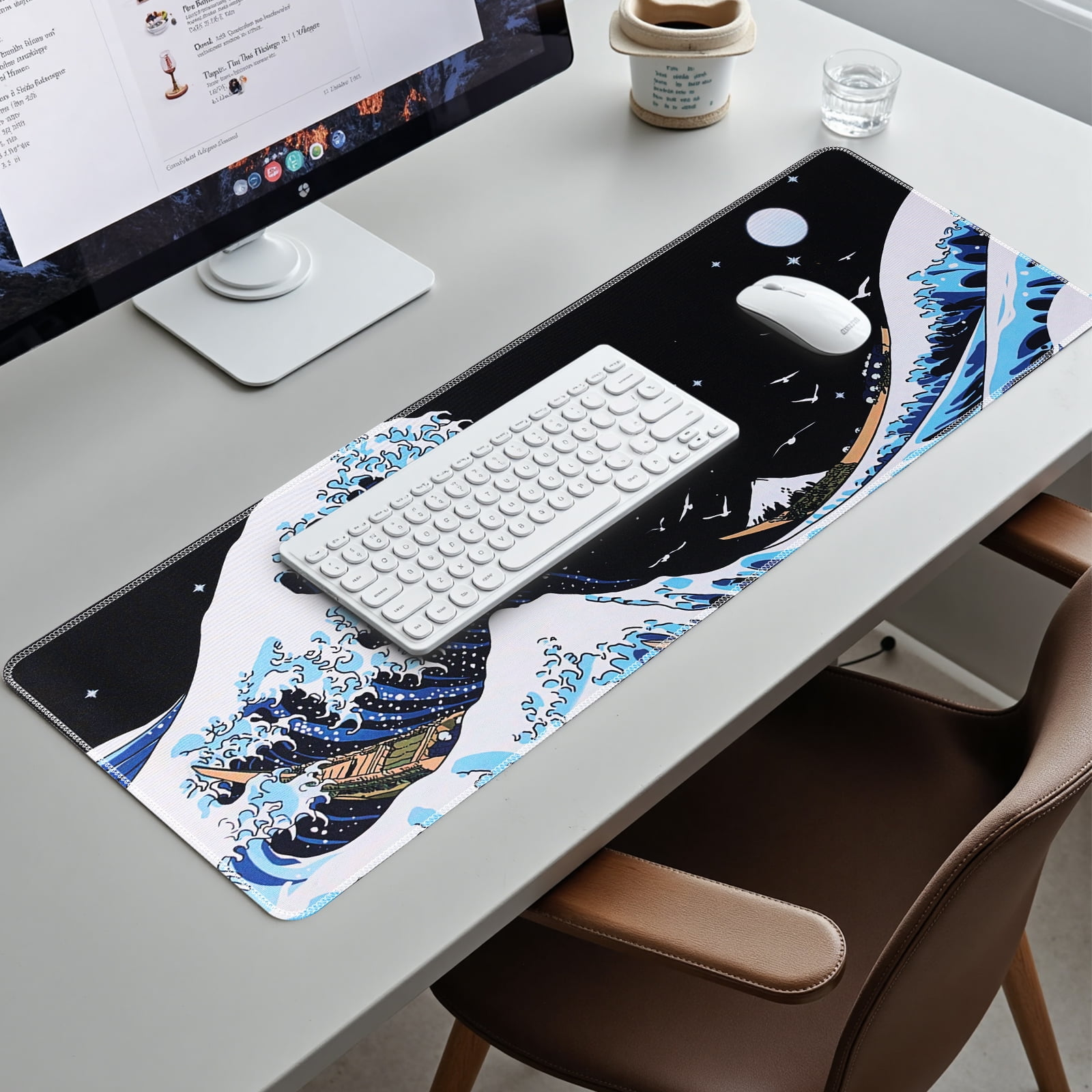 Eine Schreibtisch-Auflage mit Wellenmuster, Tastatur und Maus.