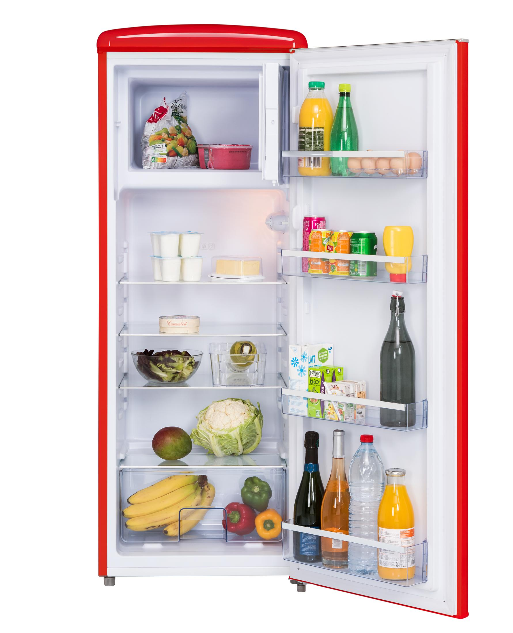 Ein offener roter Kühlschrank voller Lebensmittel, darunter Obst, Gemüse, Getränke und Eier.